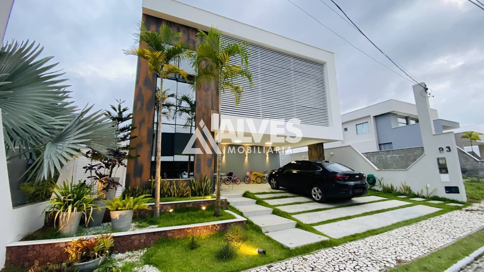 CASA COM 4 QUARTOS SENDO 3 SUÍTES E ÁREA GOURMET COMPLETA AMARILÍS