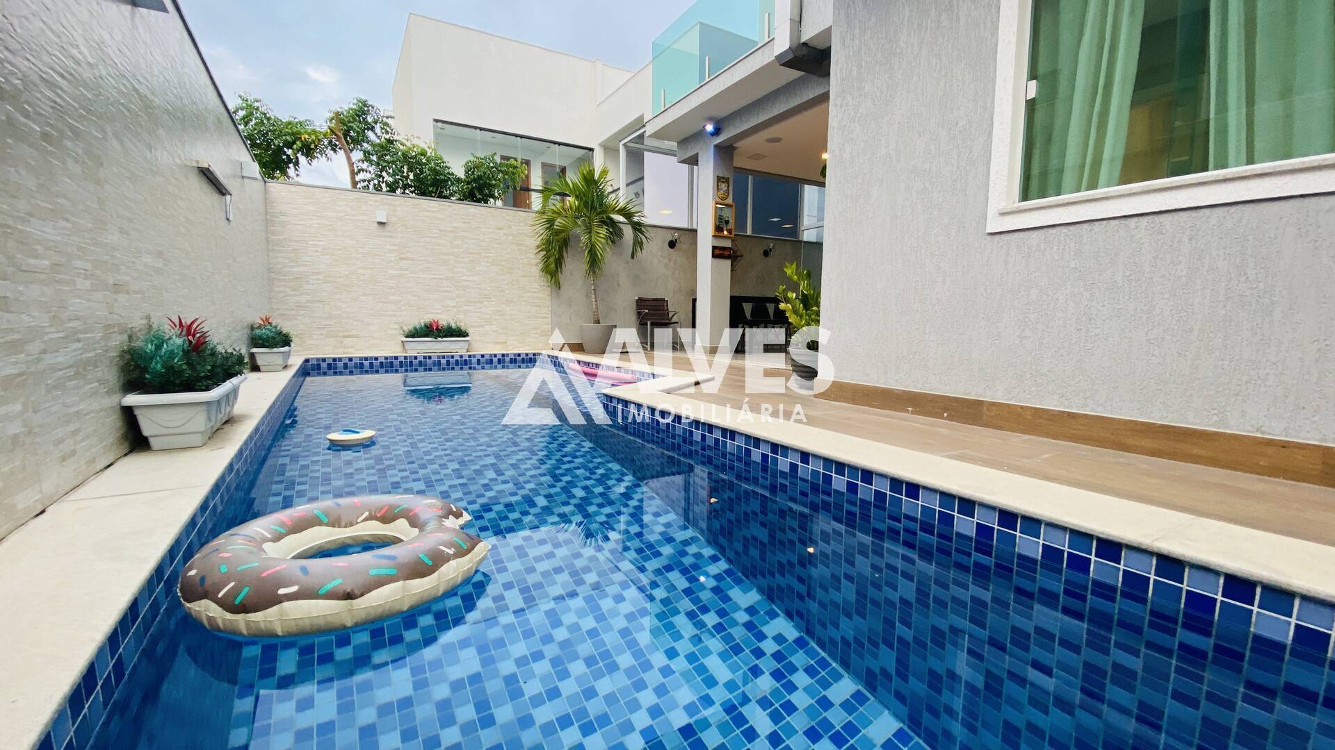 CASA DE ALTO PADRÃO COM 4 QUARTOS SENDO 3 SUÍTES - PISCINA E ÁREA GOURMT