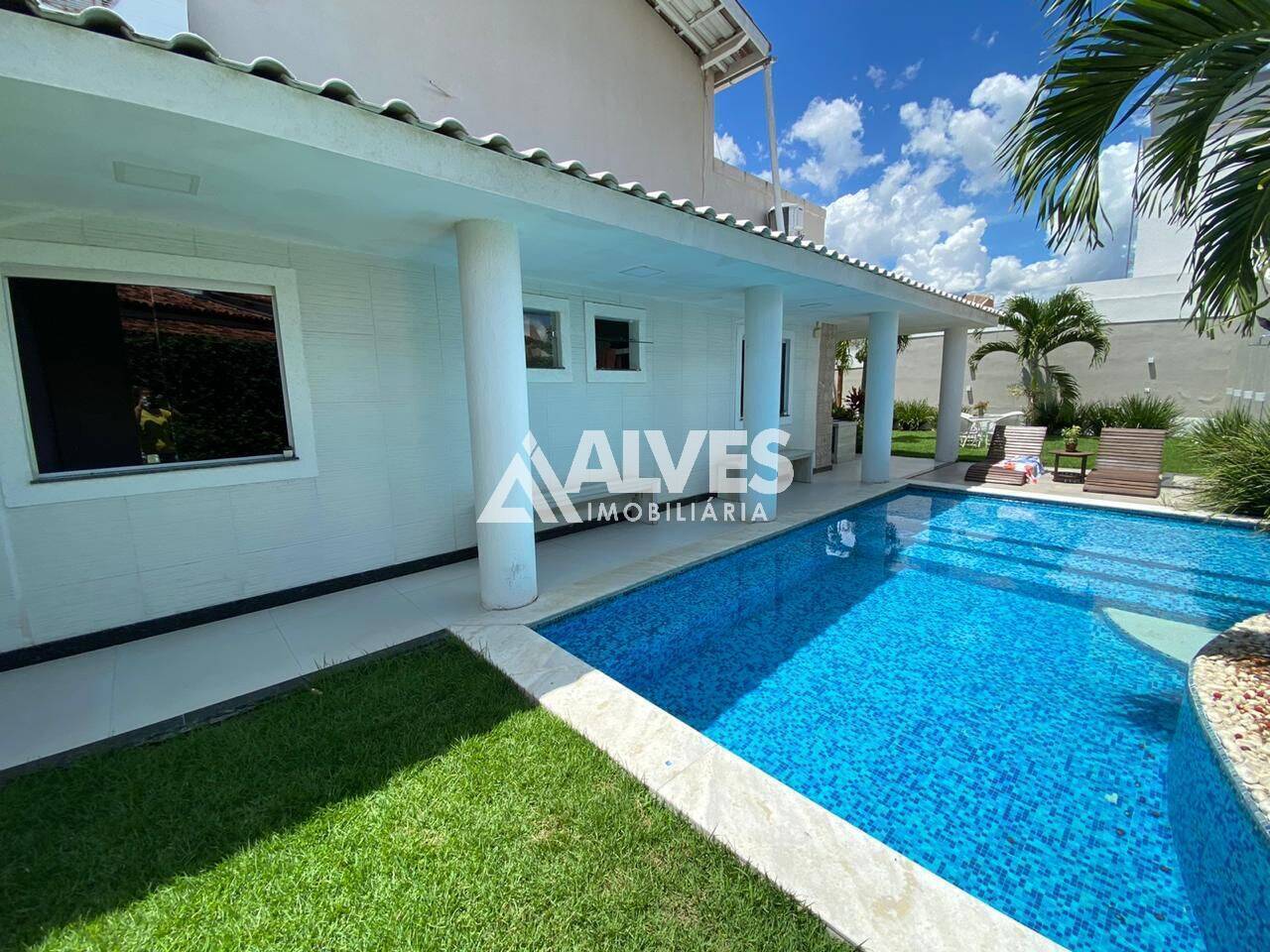 CASA DE ALTO PADRÃO COM 4 SUÍTES PISCINA E ÁREA GOURMET COMPLETA