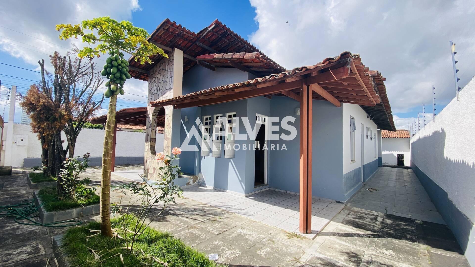 CASA COM 3 QUARTOS SENDO 1 SUÍTE - TERRENO COM ÁREA 18 X 28