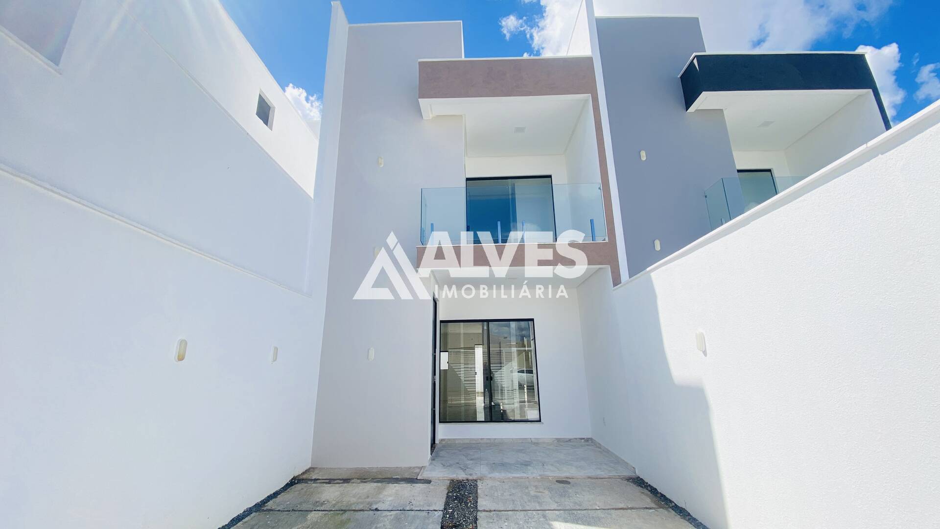 CASA COM 3 QUARTOS SENDO 1 SUÍTE NO BAIRRO PARQUE IPÊ