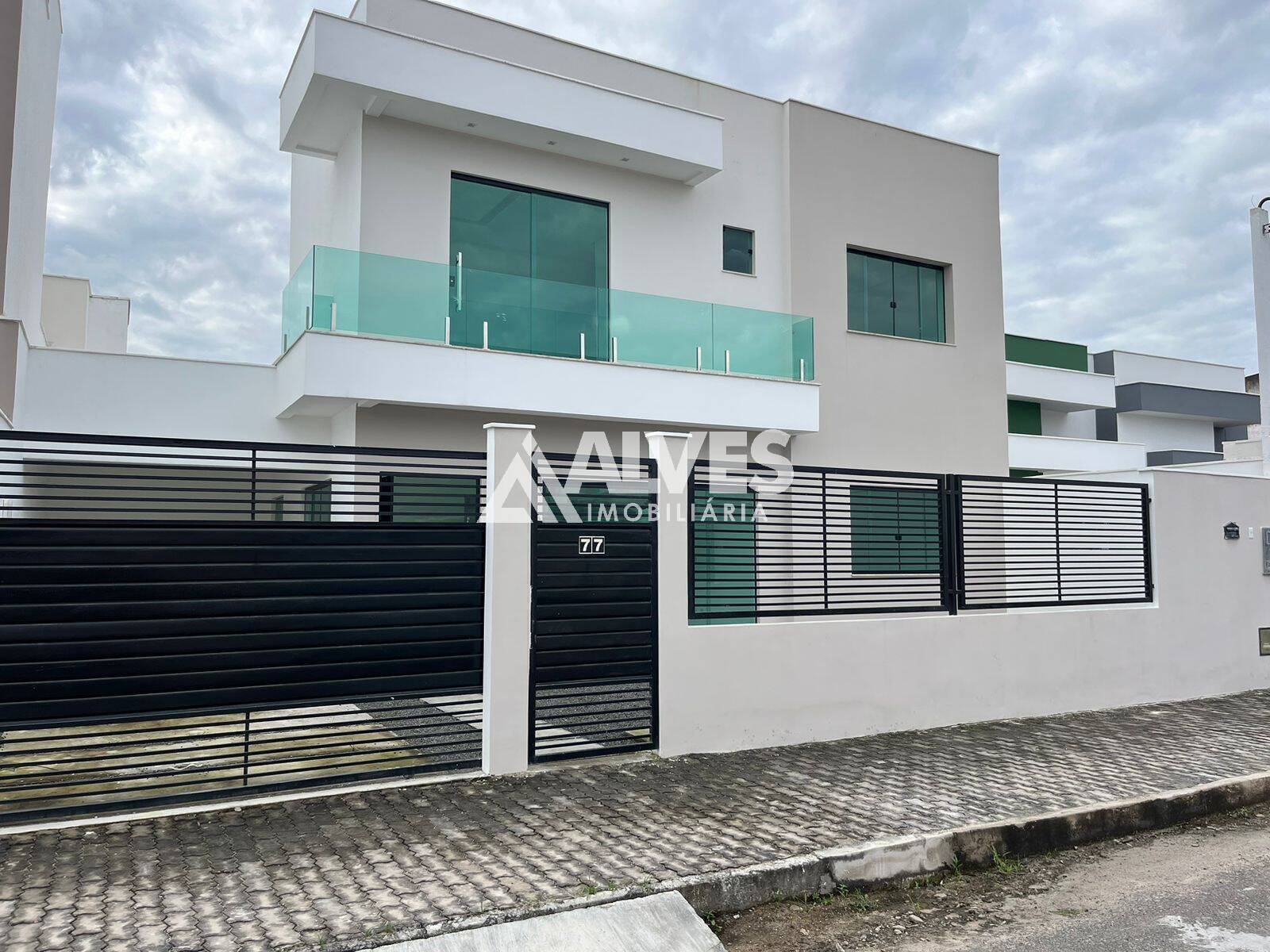 CASA COM 3 QUARTOS SENDO 2 SUÍTES NO BAIRRO PARQUE IPÊ