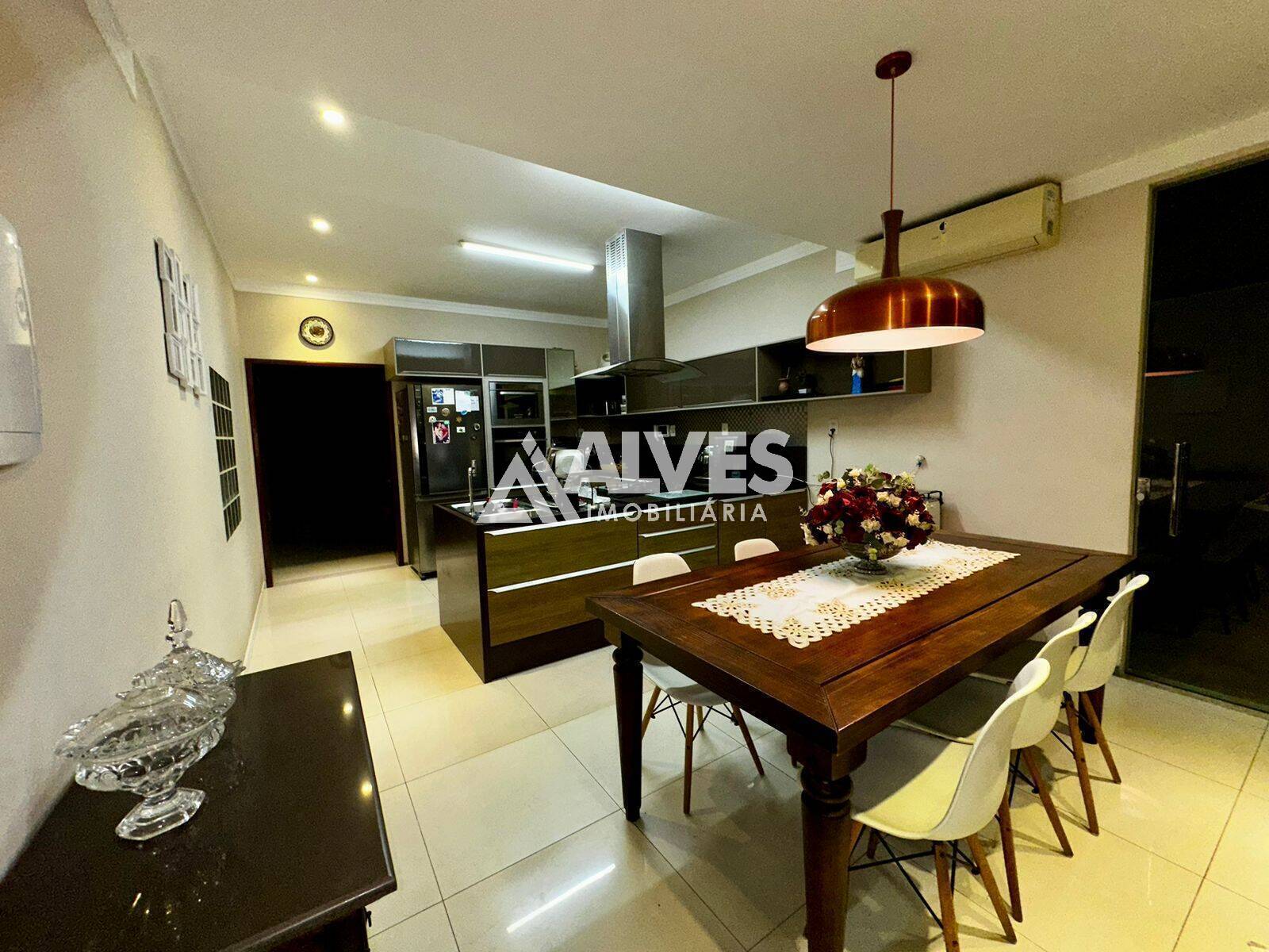 CASA COM 4 QUARTOS SENDO 3 SUÍTES PISCINA E ÁREA GOURMET