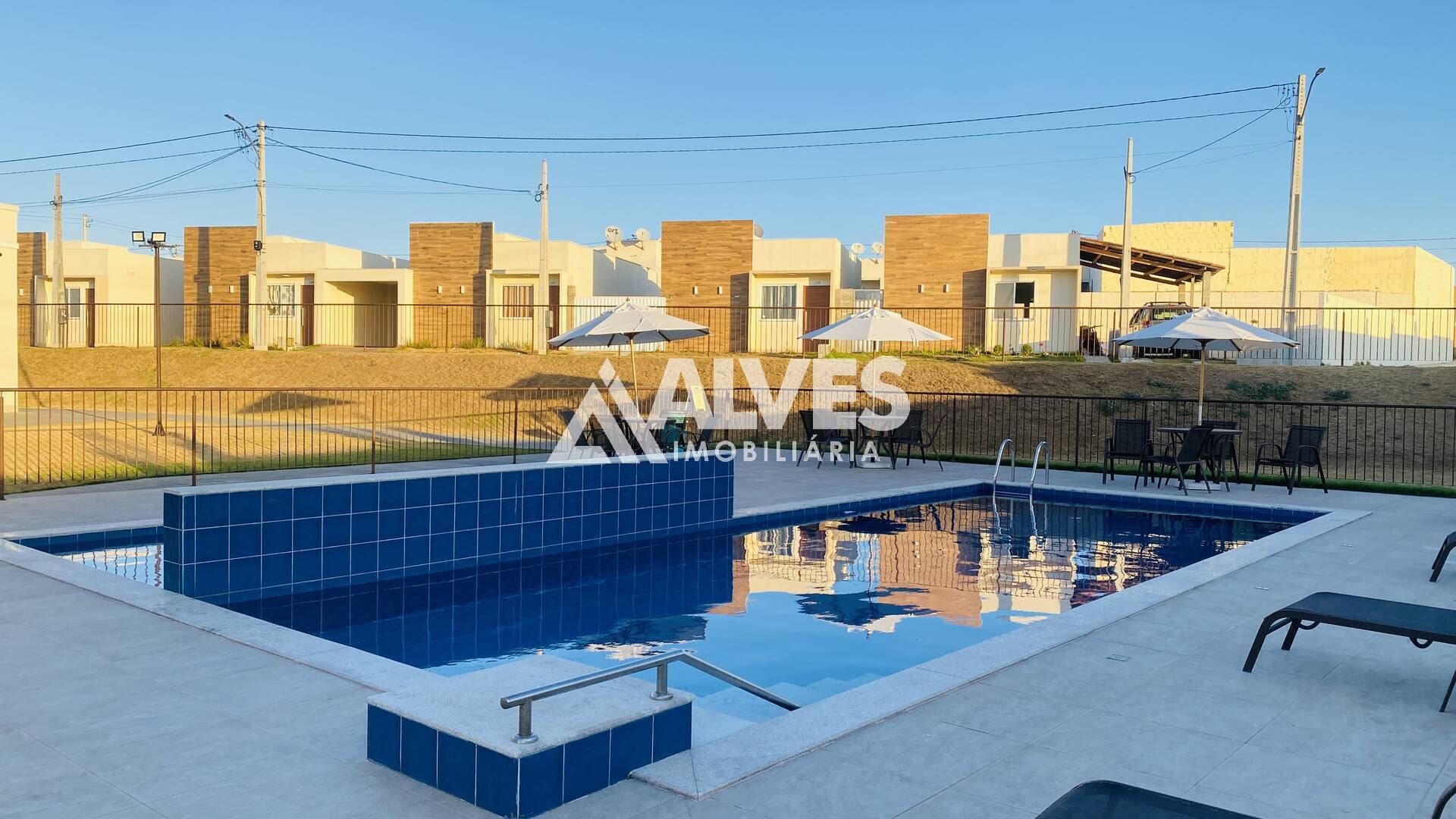 CASA COM 2 QUARTOS EM CONDOMÍNIO CLUB