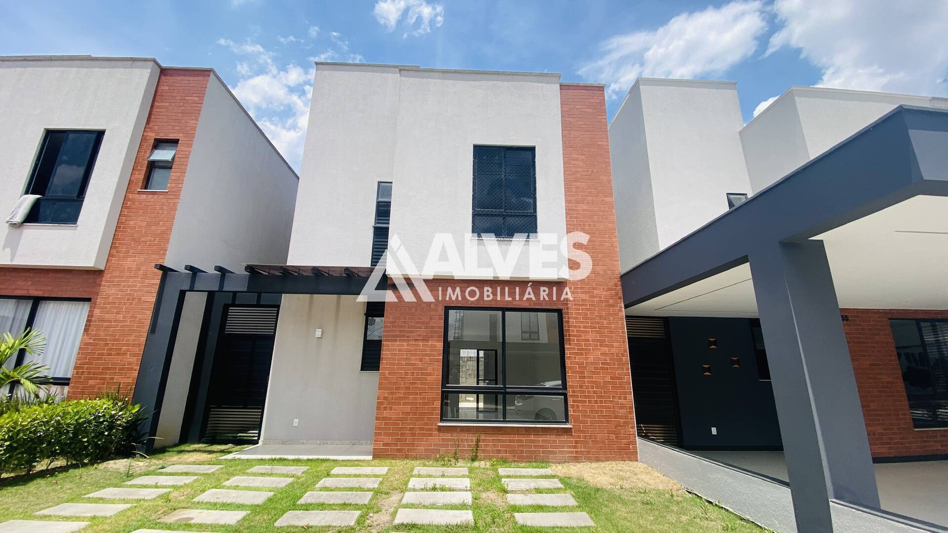 CASA COM 3 SUÍTES EM CONDOMÍNIO NO BAIRRO SIM
