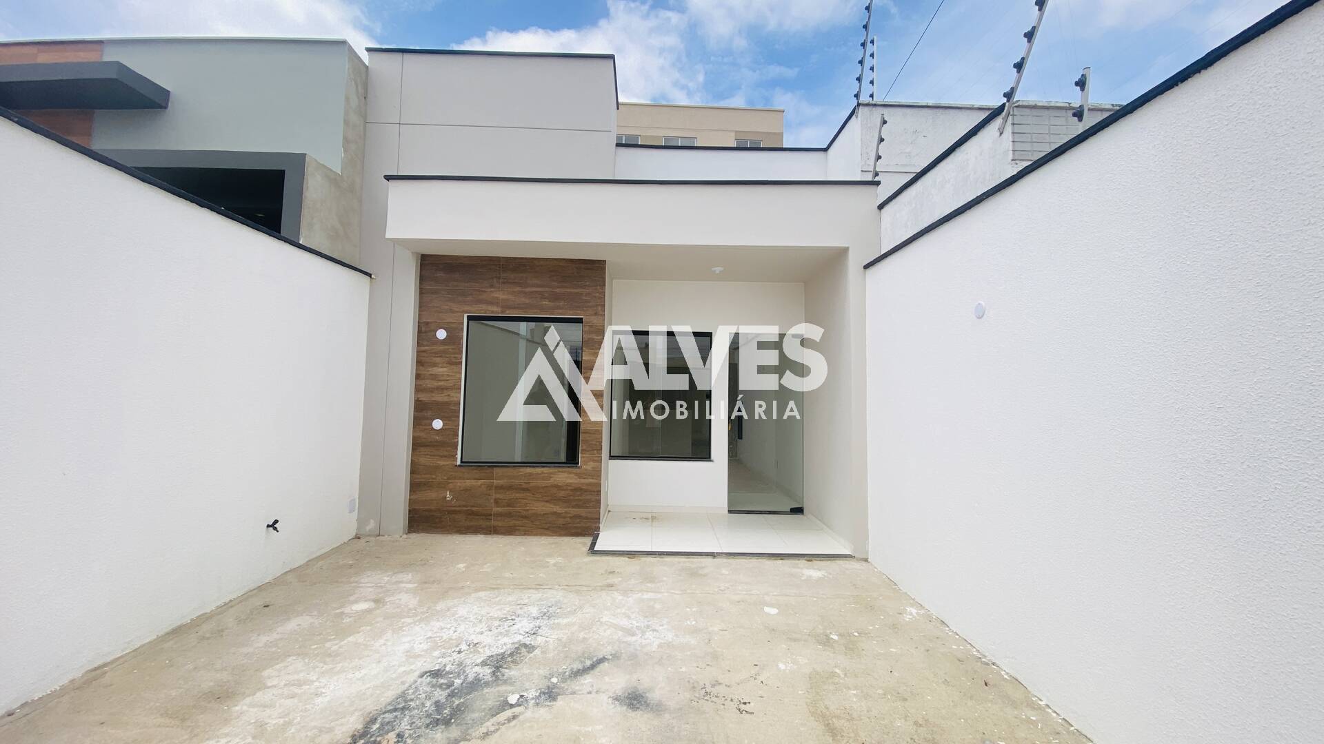 CASA COM 2 QUARTOS SENDO 1 SUÍTE PRONTA PARA MORAR