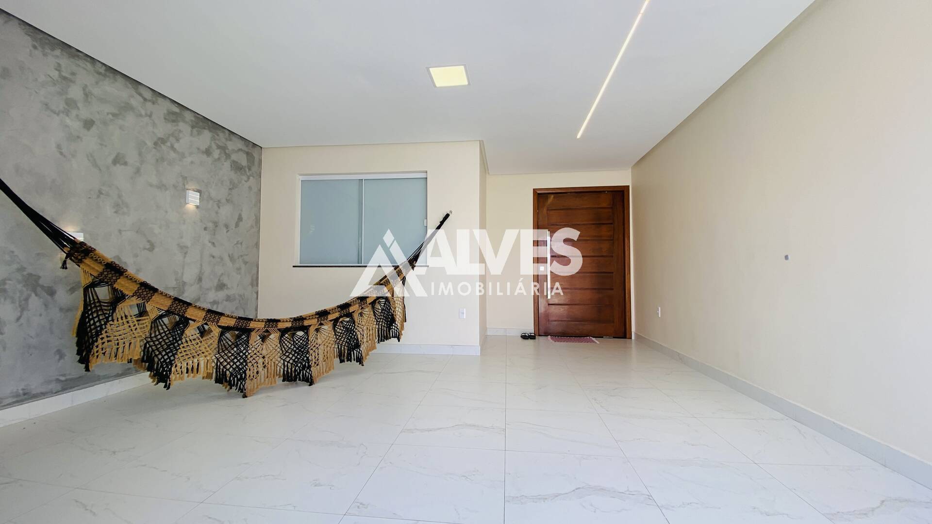 CASA COM 2 QUARTOS SENDO 1 SUÍTE COM MOVEIS PLANEJADOS E ENERGIA SOLAR