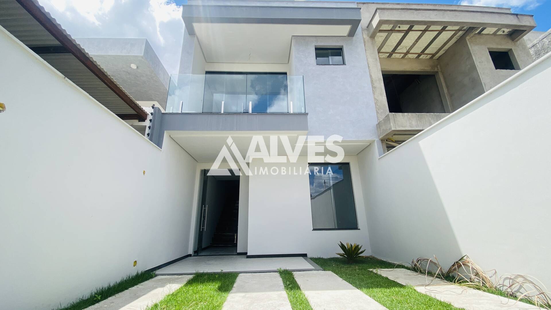CASA COM 3 QUARTOS SENDO 1 SUÍTE COM VARANDA PISCINA E ÁREA GOURMET