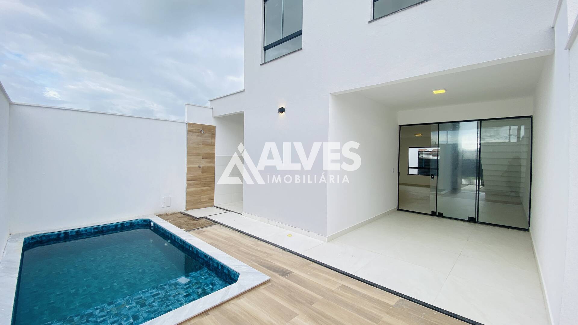 CASA COM 3 QUARTOS SENDO 1 SUÍTE PISCINA E ESPAÇO GOURMET