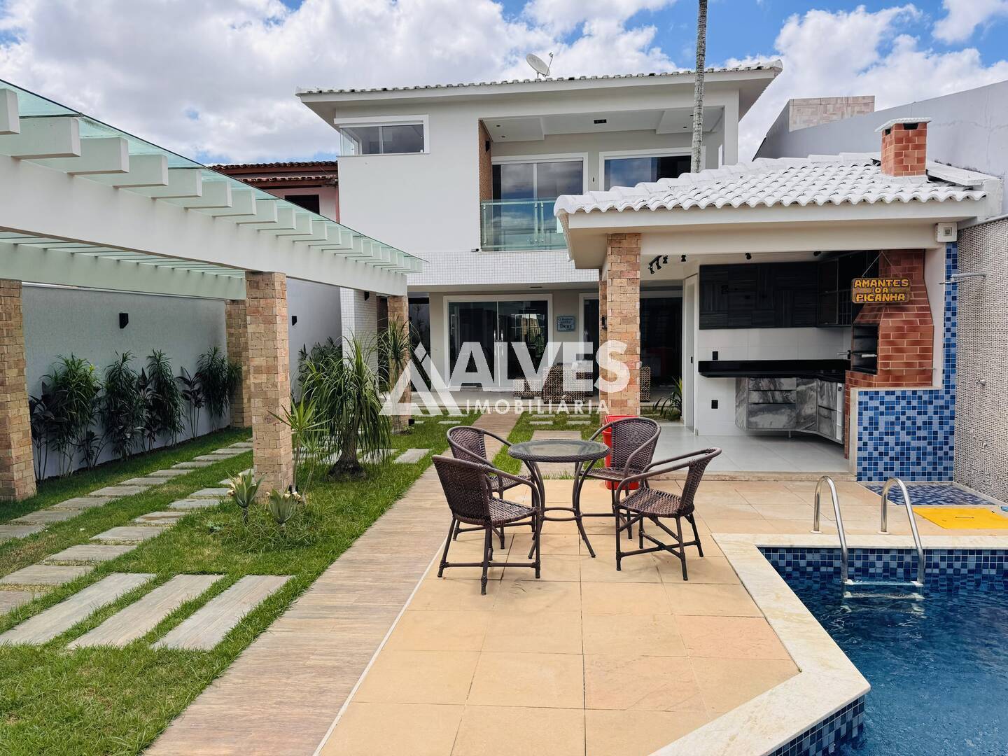 CASA DE ALTO PADRÃO NO BAIRRO PARQUE IPÊ