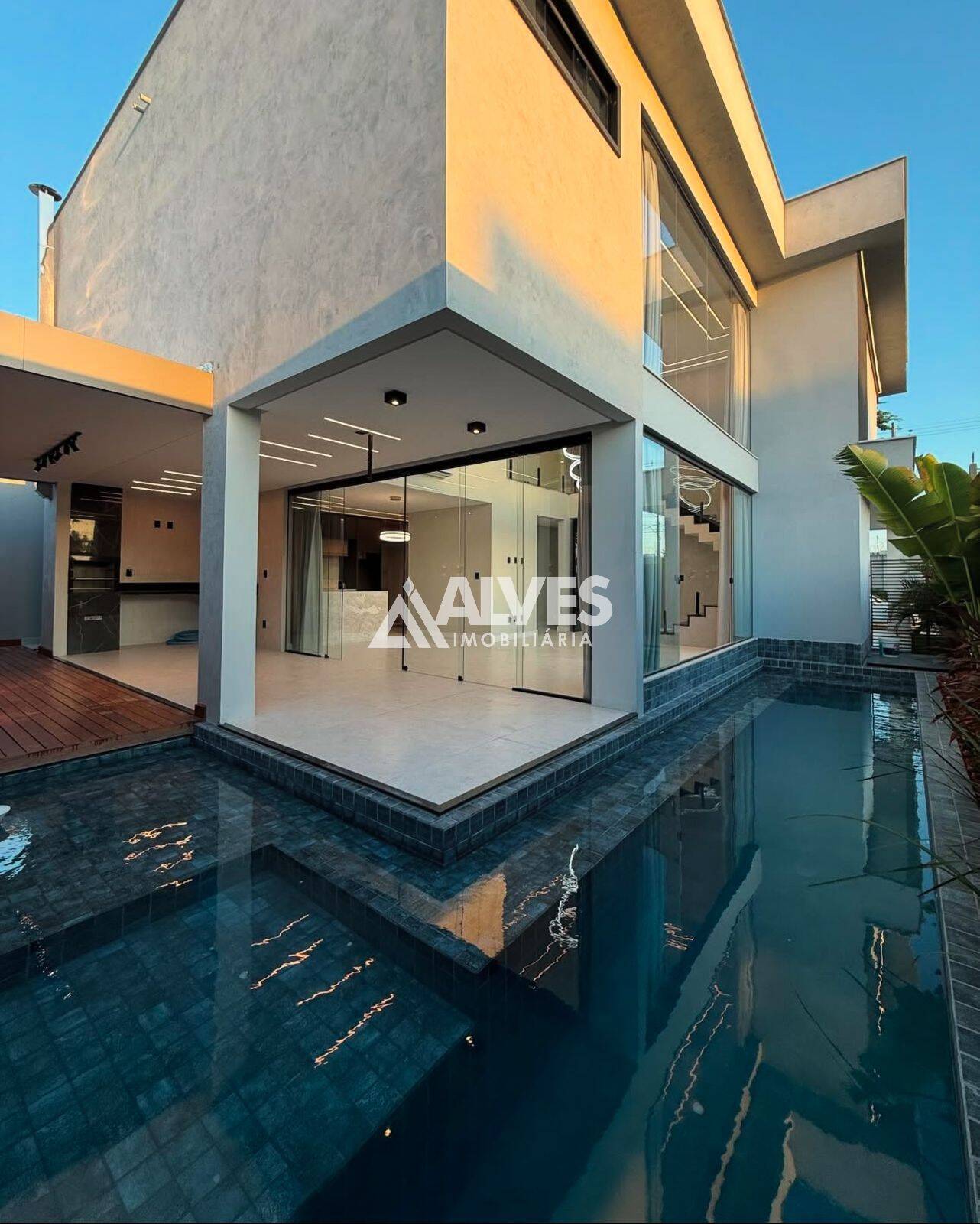 CASA DE ALTO PADRÃO COM 4 SUÍTES PISCINA E ÁREA GOUMET
