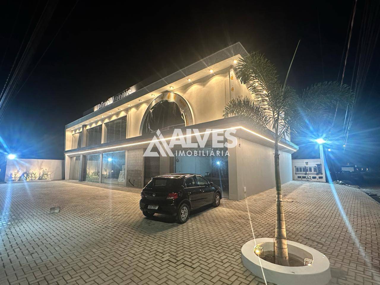 PRÉDIO COM LOJAS COMERCIAIS NA REGIÃO DA AV. FRAGA MAIA