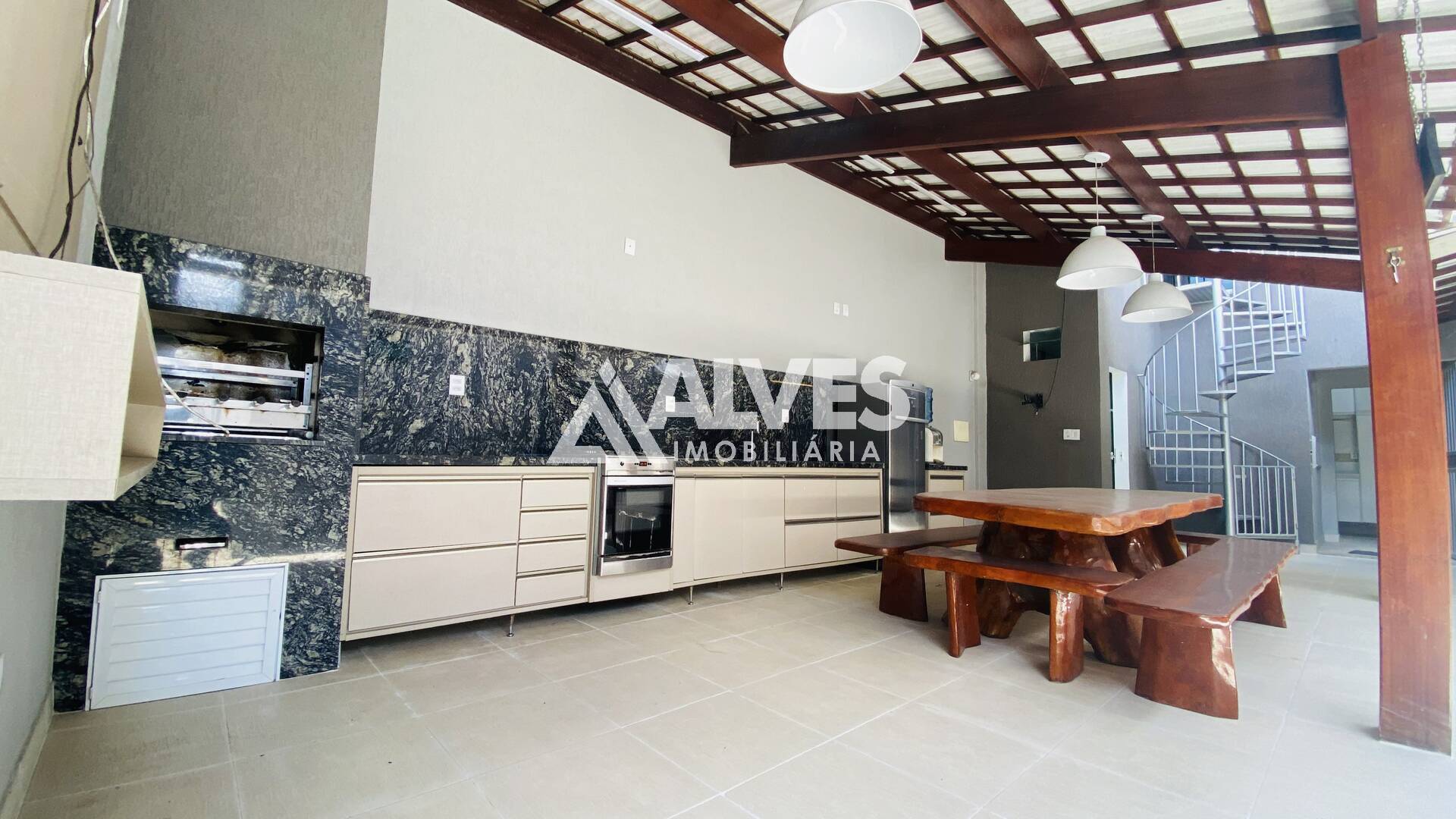 CASA MOBILIADA COM 4 QURTOS SENDO 2 SUÍTES NA REGIÃO DA AV. FRAGA MAIA