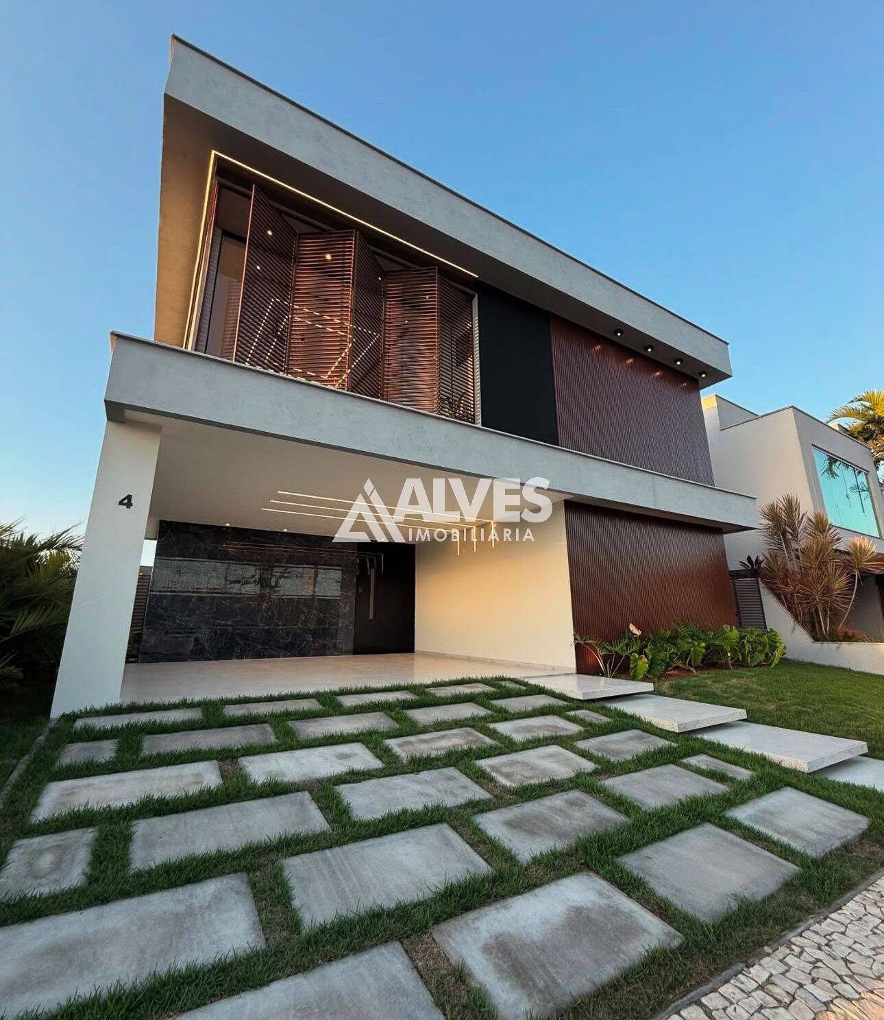 CASA DE ALTO PADRÃO COM 4 SUÍTES PISCINA E ÁREA GOUMET