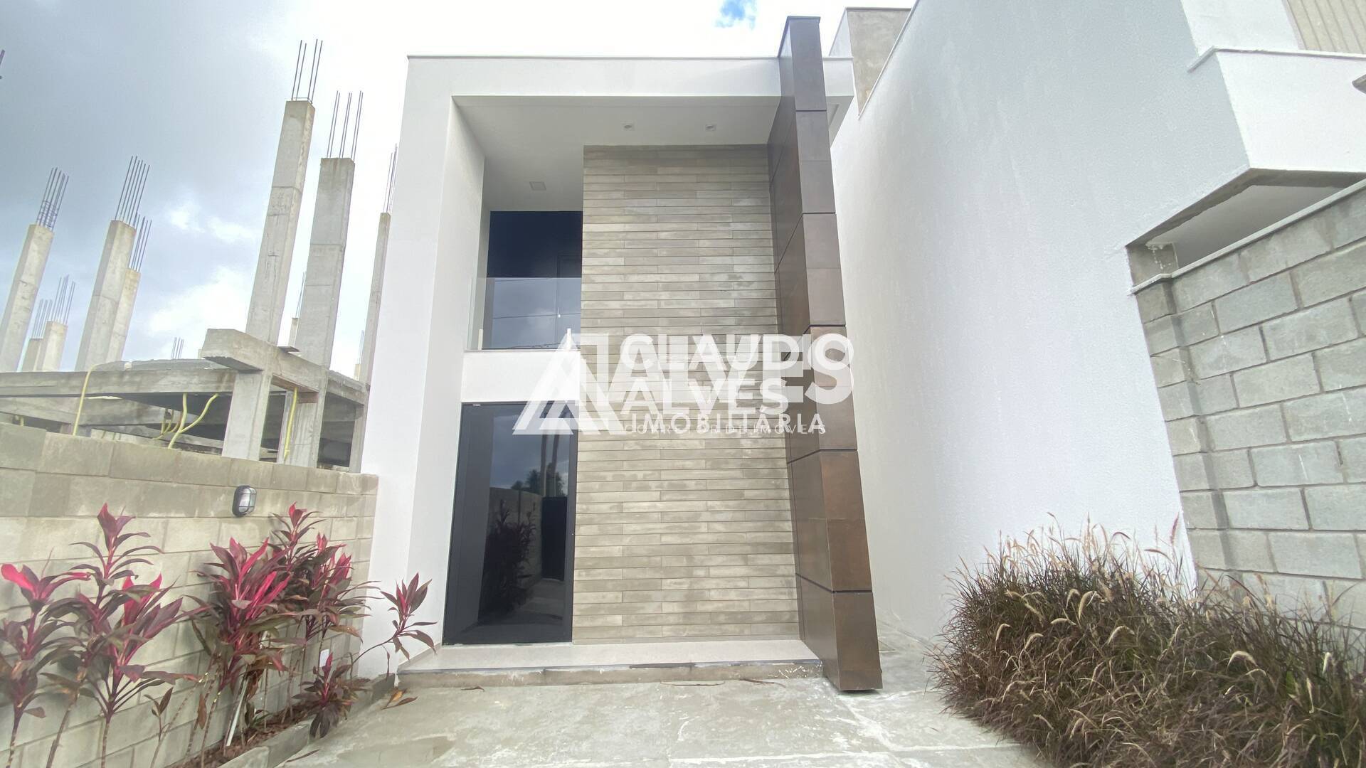 CASA COM 3 QUARTOS SENDO 1 SUÍTE NO BAIRRO SIM