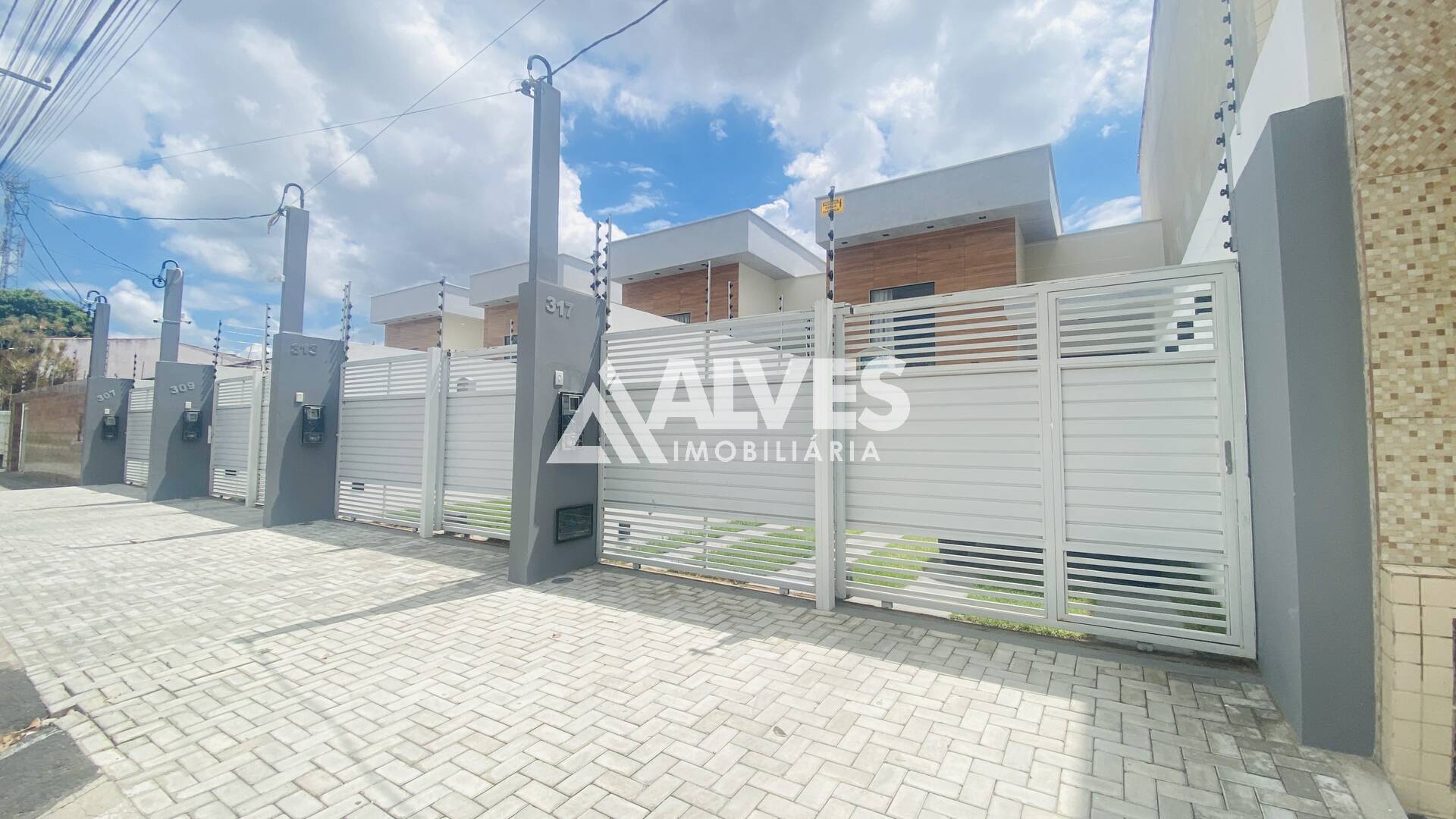 CASA COM 3 QUARTOS SENDO 1 SUÍTE