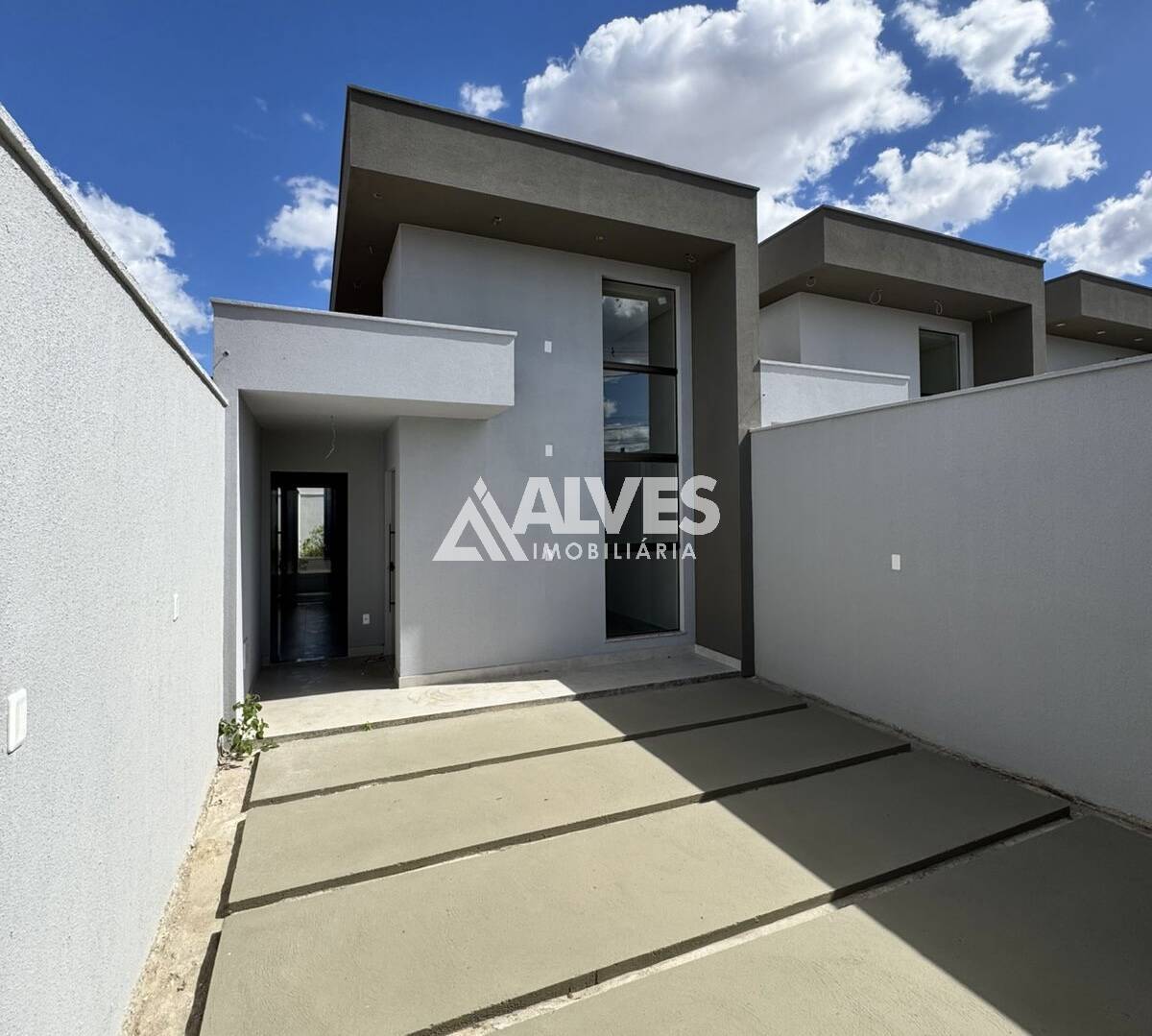 CASA COM 3 QUARTOS SENDO 1 SUÍTE E ÁREA GOURMET NO BAIRRO SIM