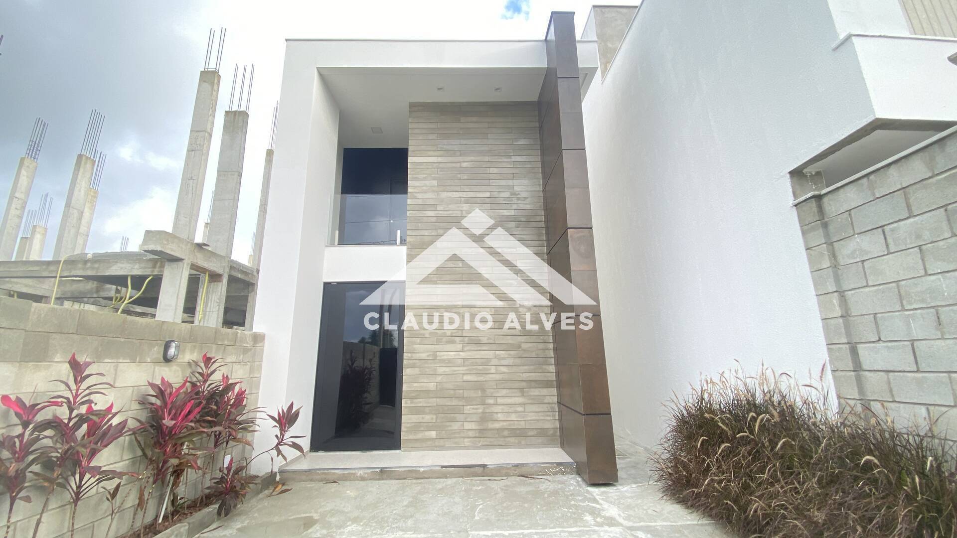 CASA COMERCIAL COM 3 QUARTOS SENDO 1 SUÍTE NO BAIRRO SIM