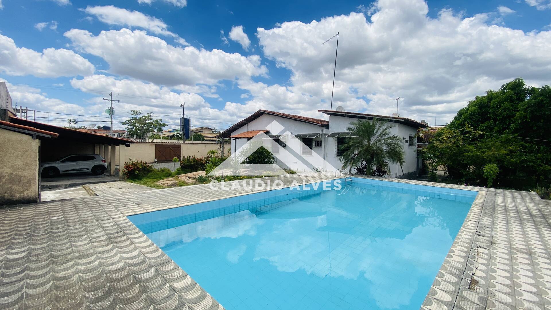 CASA COM 4 QUARTOS, PISCINA E TERRENO DE 1.320 m² NO BAIRRO MUCHILA