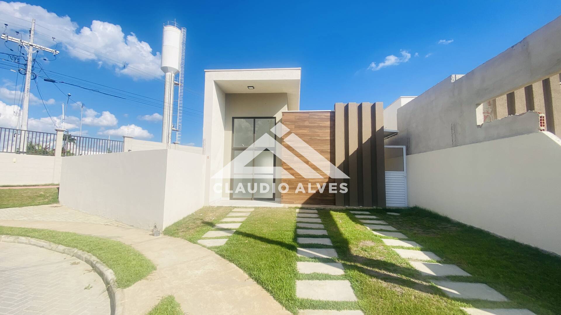 CASA DE ESQUINA TERRENO EXCEDENTE COM 2 QUARTOS SENDO 1 SUÍTE