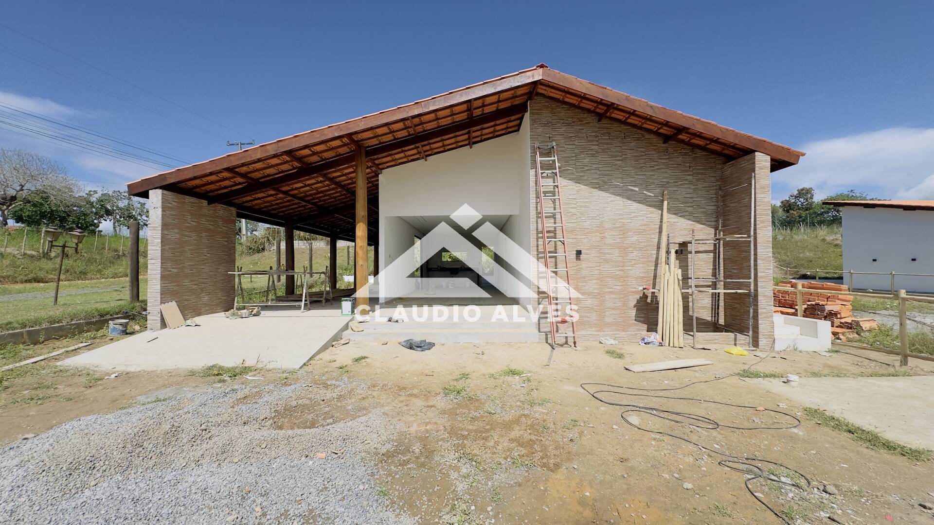 CASA DE CAMPO COM 3 QUARTOS SENDO 1 SUÍDE E ÁREA GOURMET EM CONDOMÍNIO