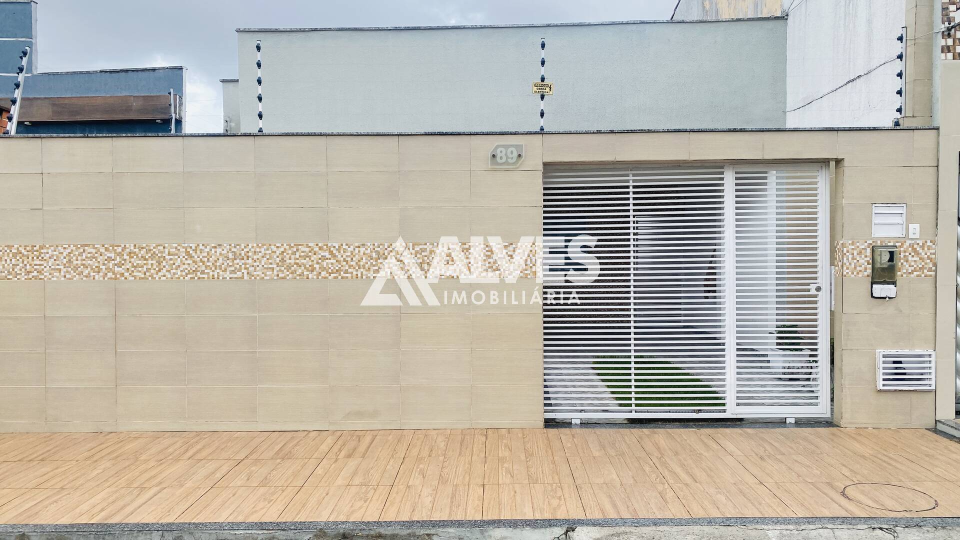 CASA COM 4 QUARTOS SENDO 1 SUÍTE E ÁREA GOURMET