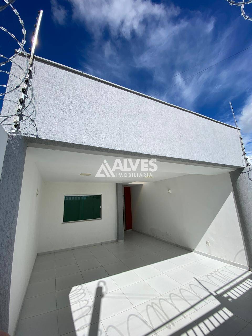 CASA COM 3 QUARTOS SENDO 2 SUÍTES COM CLOSET