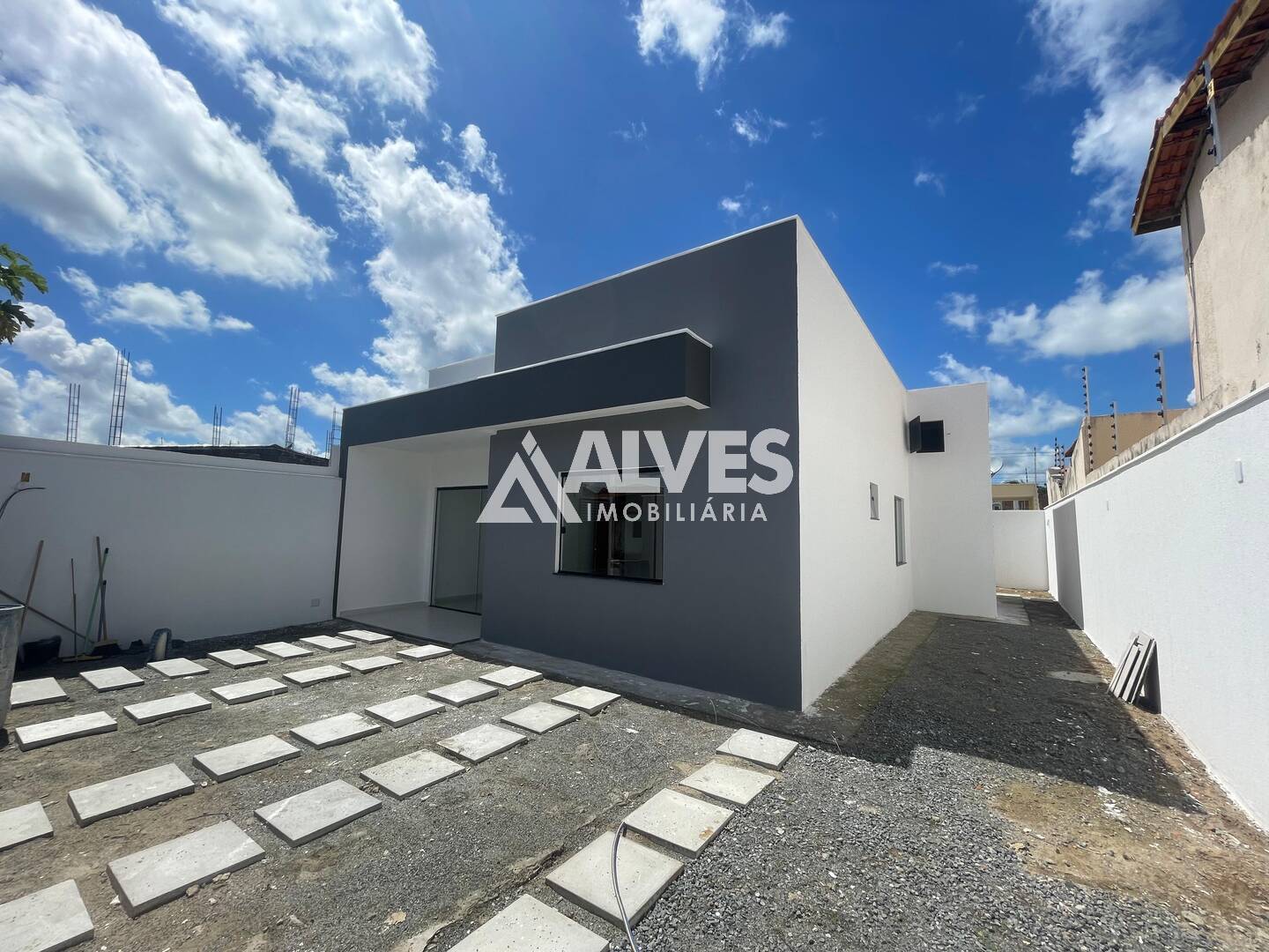 CASA COM 3 QUARTOS SENDO 1 SUÍTE NA REGIÃO DA AV. FRAGA MAIA