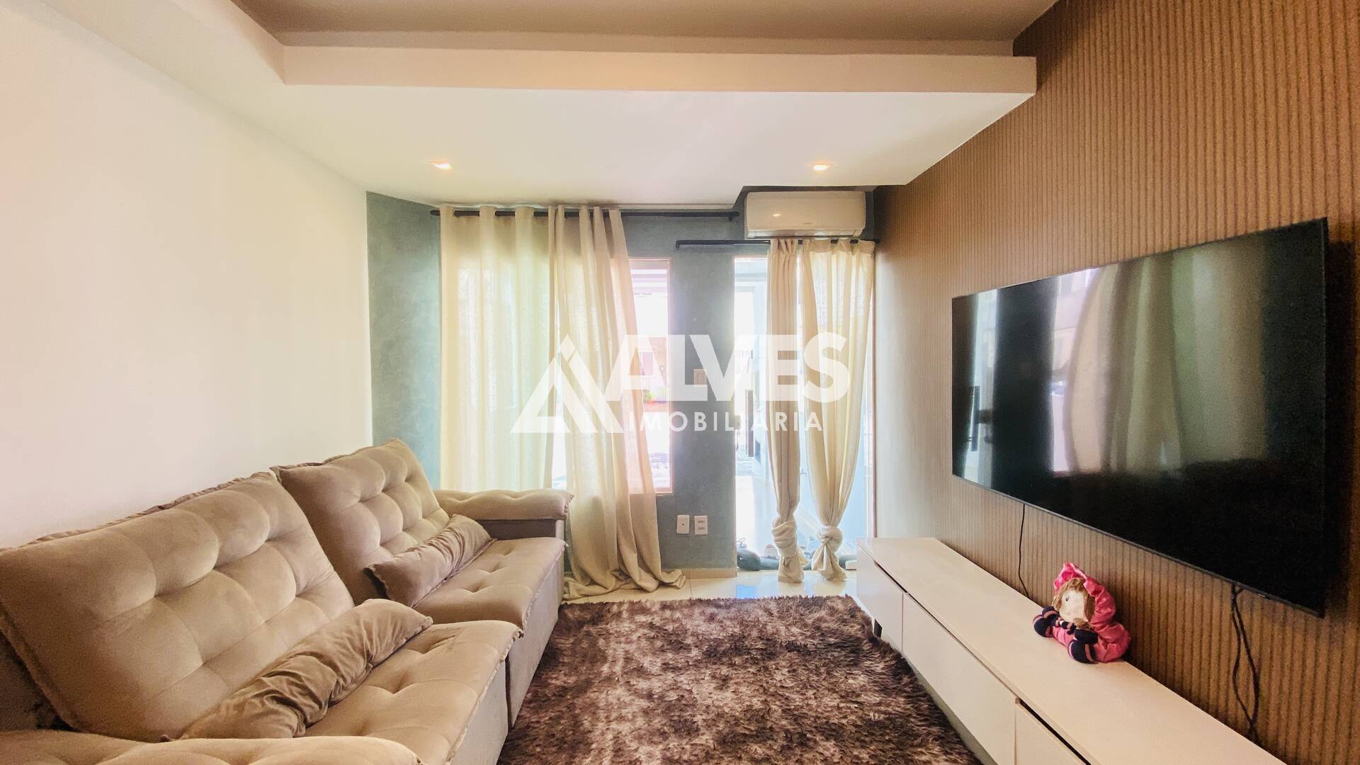 CASA COM 3 QUARTOS SENDO 2 SUÍTES NO BAIRRO PAPAGAIO