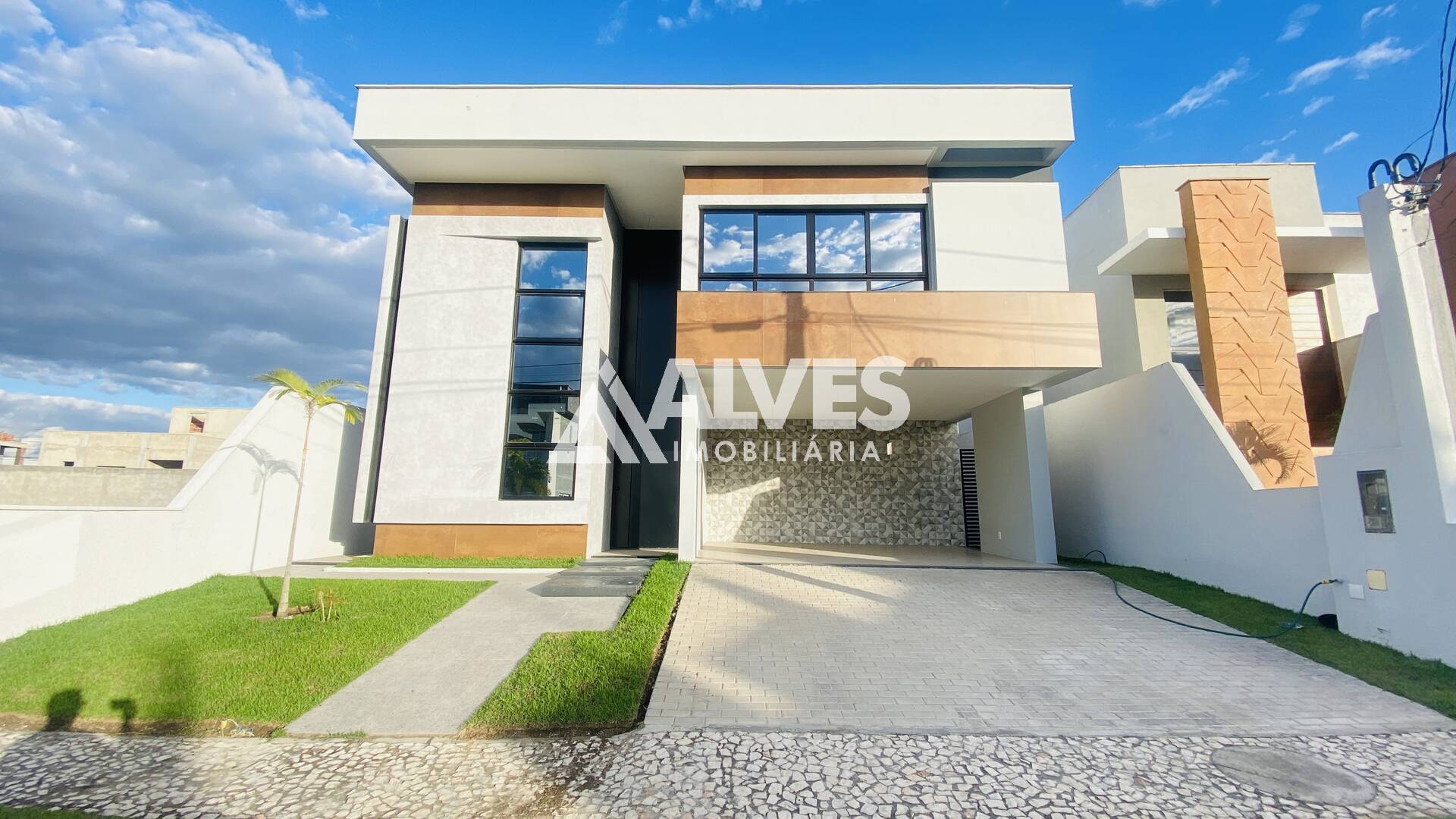 CASA DE ALTO PADRÃO COM 3 SUÍTES E PISCINA NA REGIÃO DA AV. FRAGA MAIA