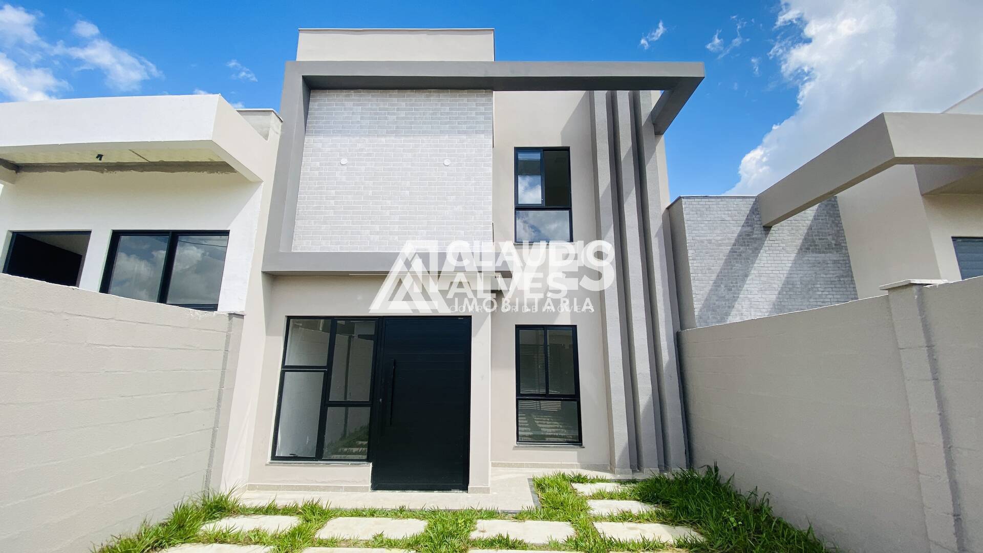 CASA DUPLEX COM 3 QUARTOS SENDO 1 SUÍTE NA REGIAO DA AV. FRAGA MAIA