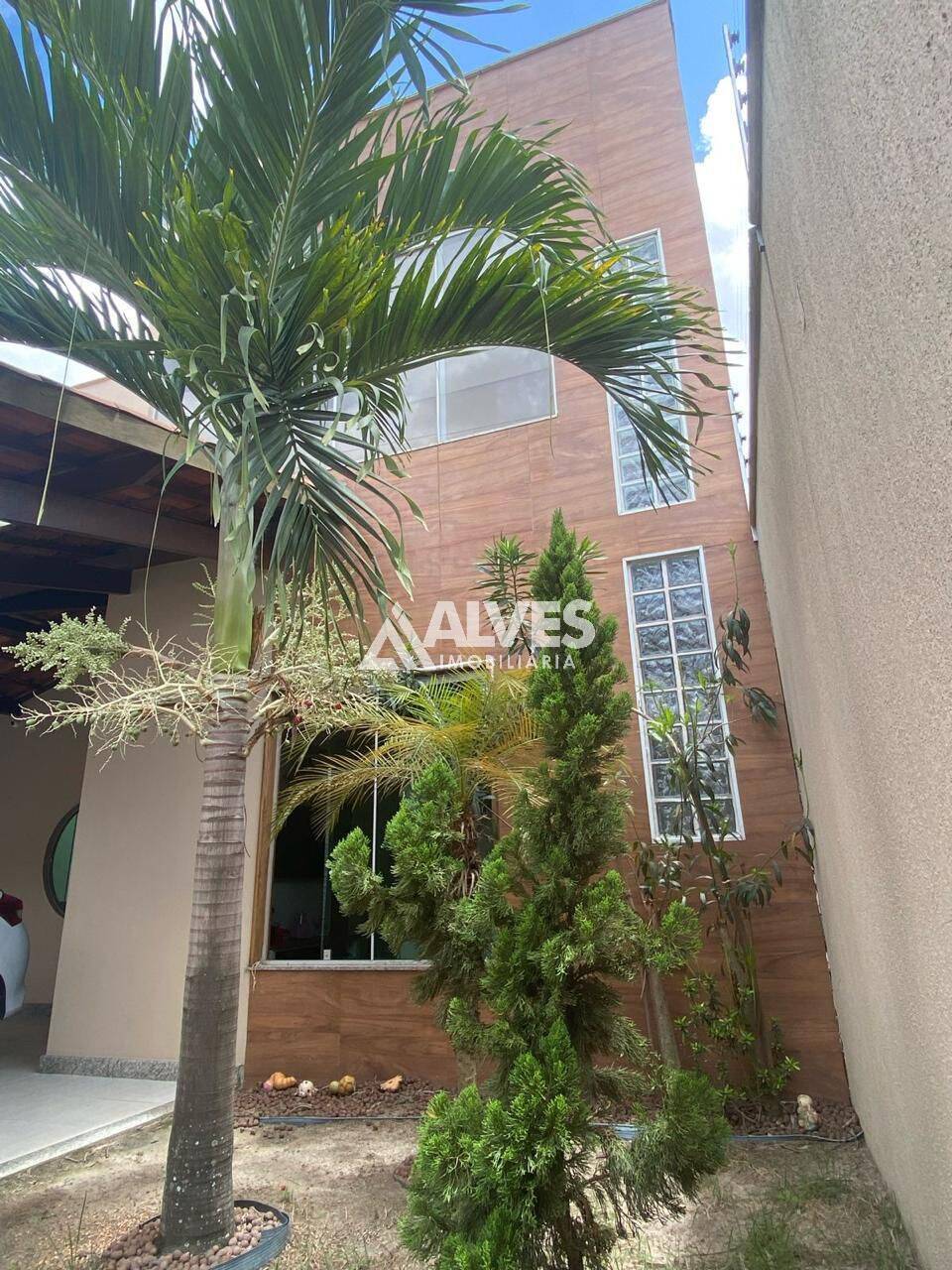 CASA COM PISCINA E ÁREA GOURMET NA REGIÃO DA AV. FRAGA MAIA