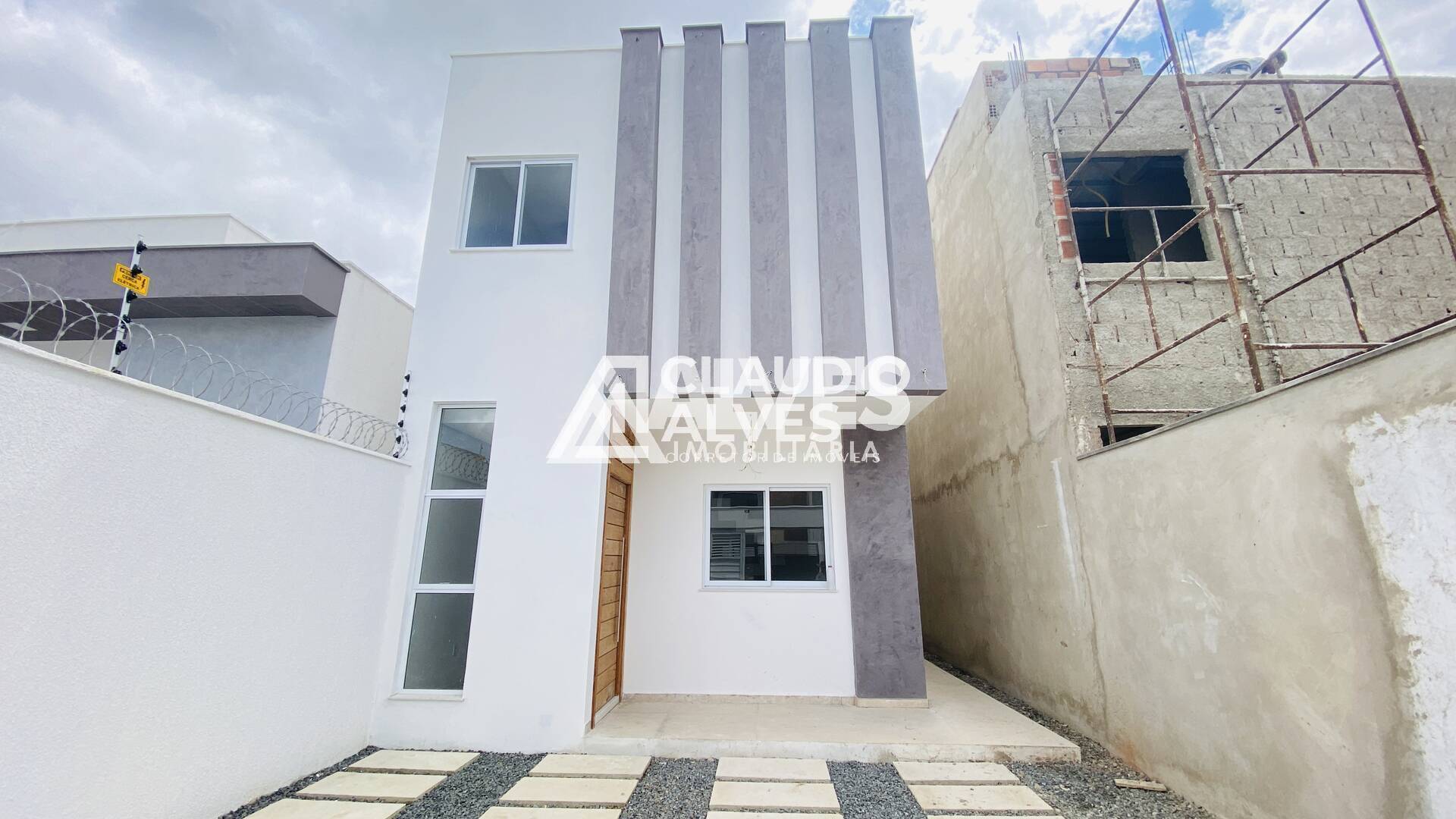 CASA COM 4 QUARTOS SENDO 2 SUITES NO BAIRRO SIM