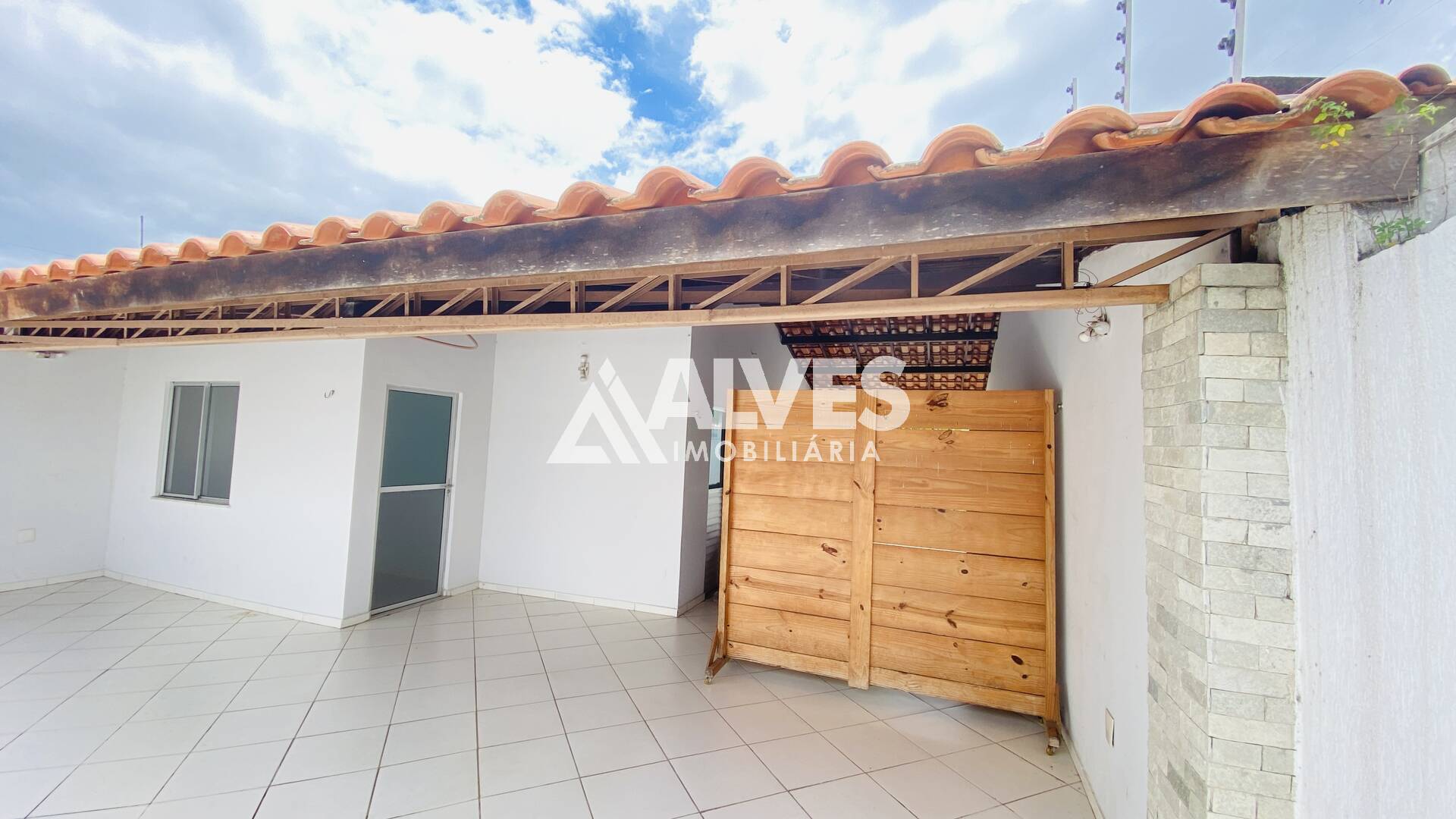 CASA COM 2 QUARTOS EM RUA COMERCIAL NA REGIÃO DA AV. FRAGA MAIA