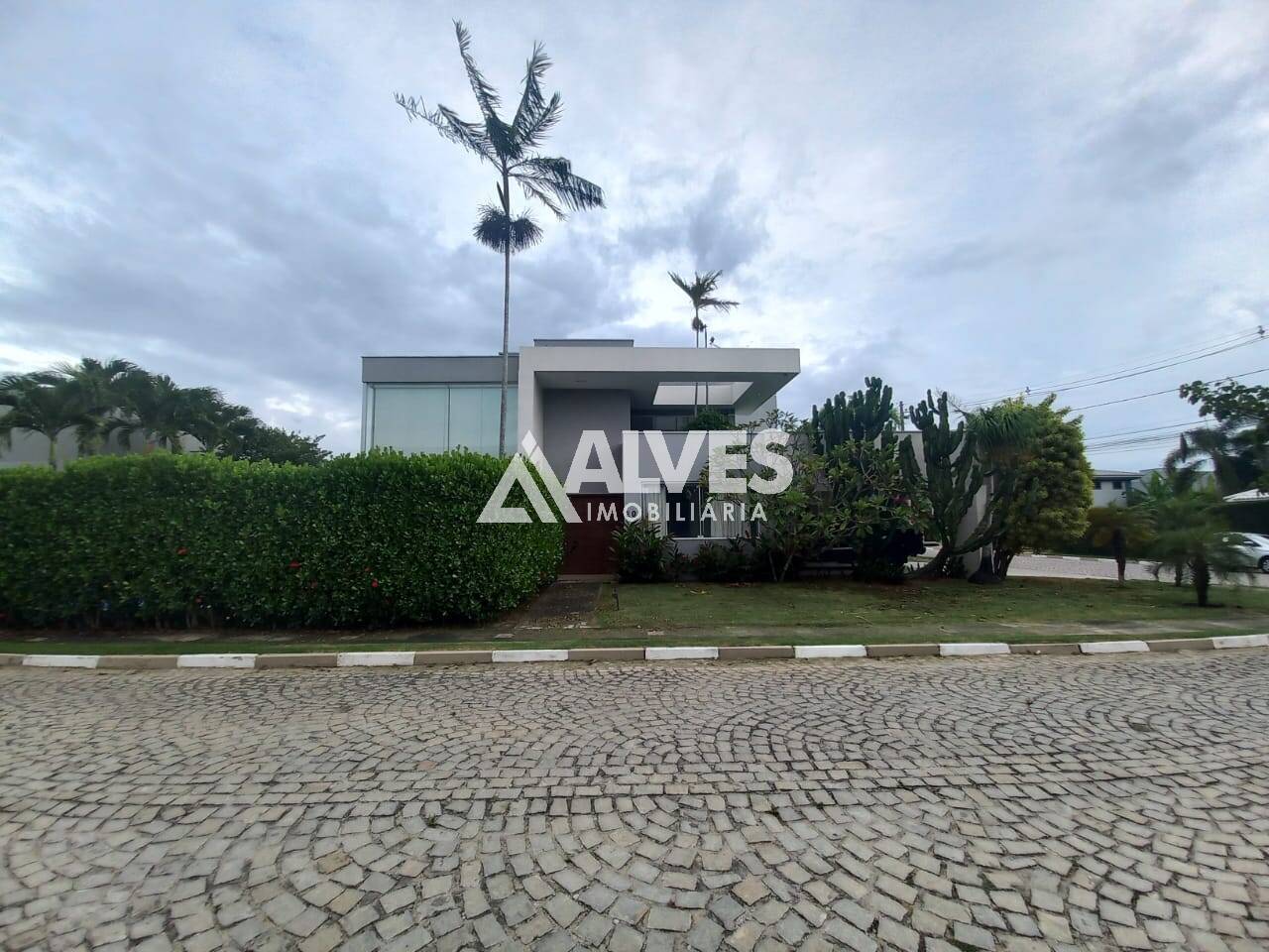 CASA DE ALTO PADRÃO COM 4 SUÍTES PISCINA E ÁREA GOURMET COMPLETA