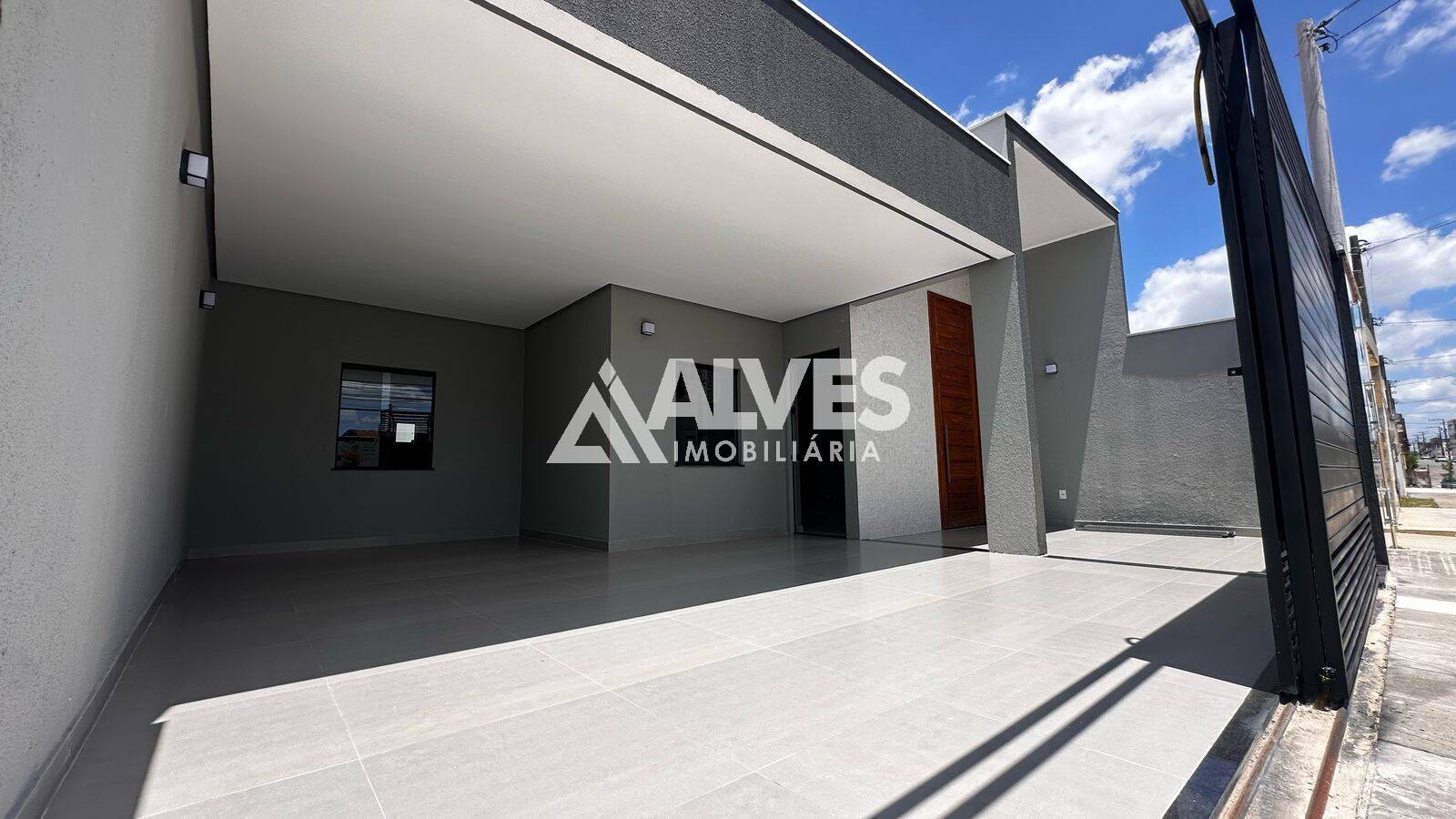 CASA COM 2 QUARTOS EM RUA COMERCIAL NA REGIÃO DA AV. FRAGA MAIA