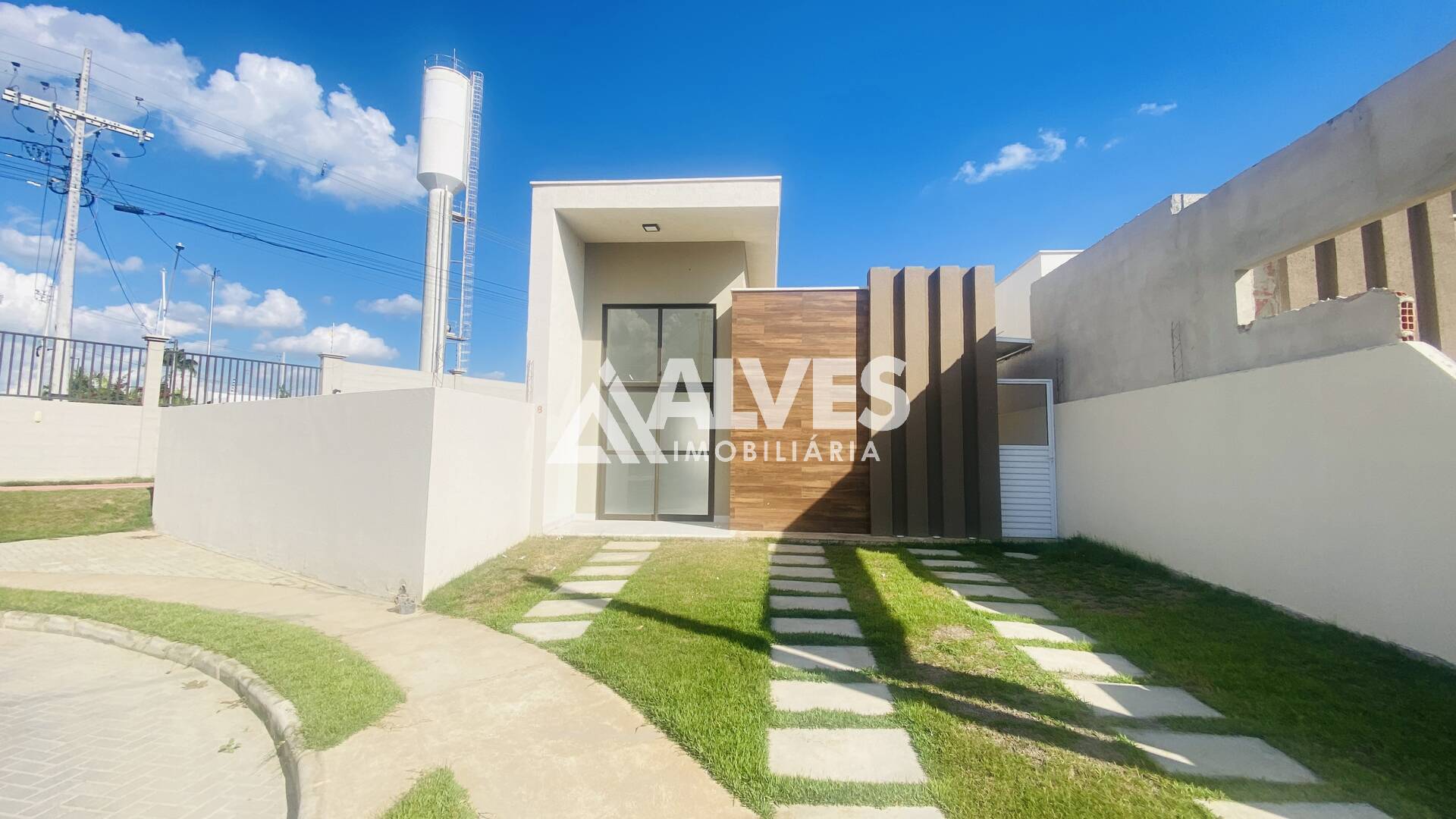 CASA DE ESQUINA TERRENO EXCEDENTE COM 2 QUARTOS SENDO 1 SUÍTE