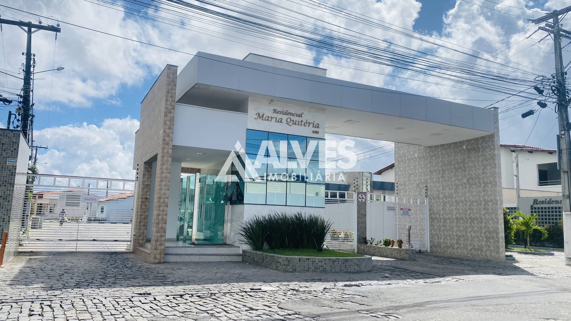 CASA COM 4 QUANTOS SENDO 1 SUÍTE COM BANHEIRA