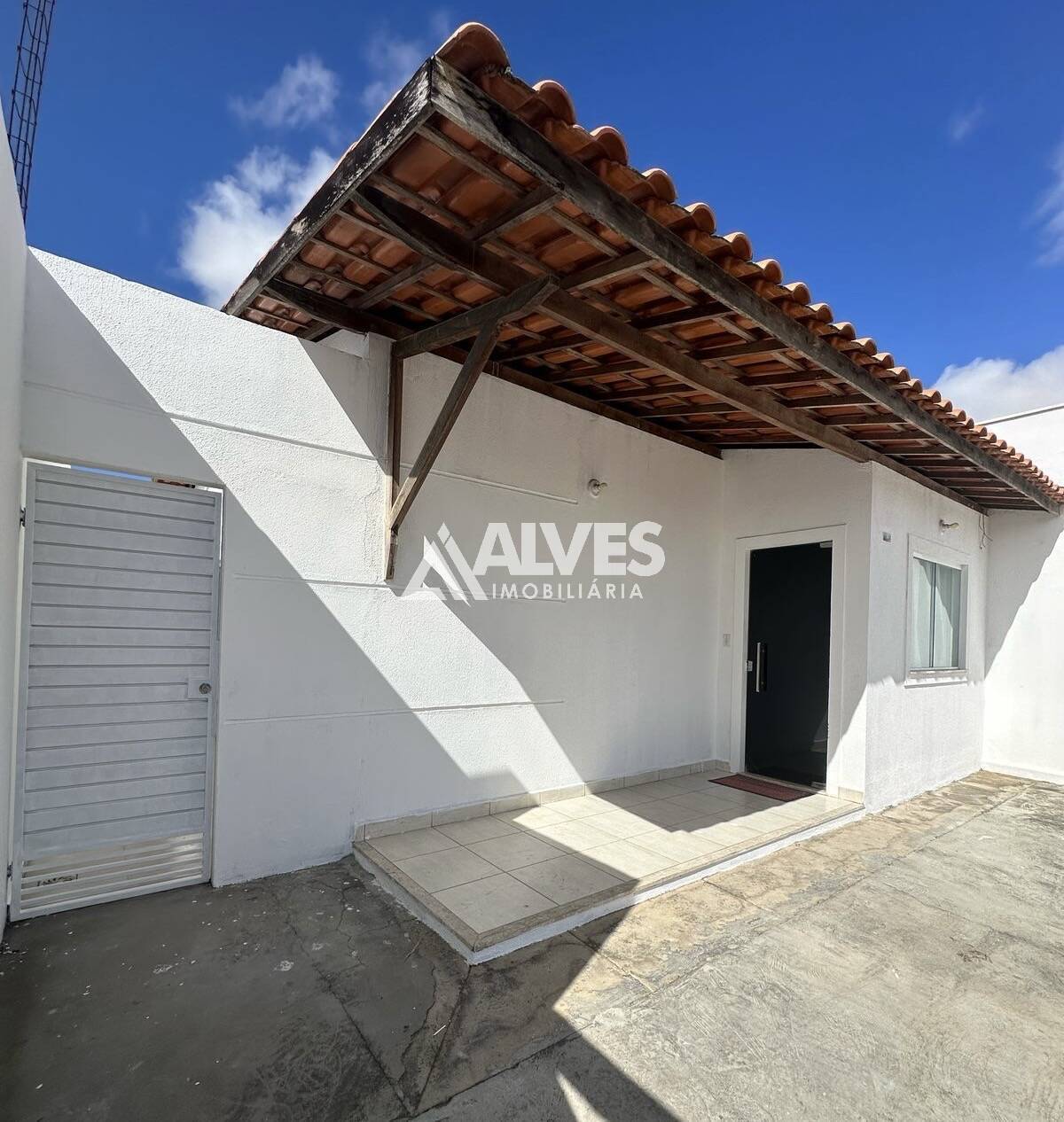 CASA COM 3 QUARTOS SENDO 1 SUÍTE EM CONDOMÍNIO