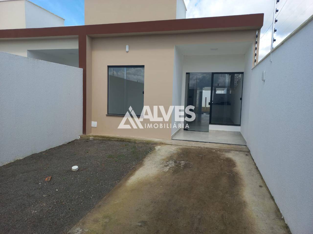 CASA COM 2 QUARTOS SENDO 1 SUÍTE PX. A UPA DA MANGABEIRA