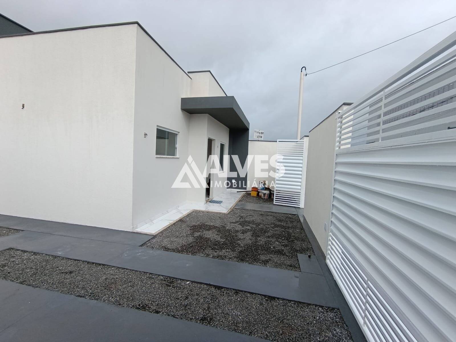 CASA COM 2 QUARTOS SENDO 1 SUÍTE