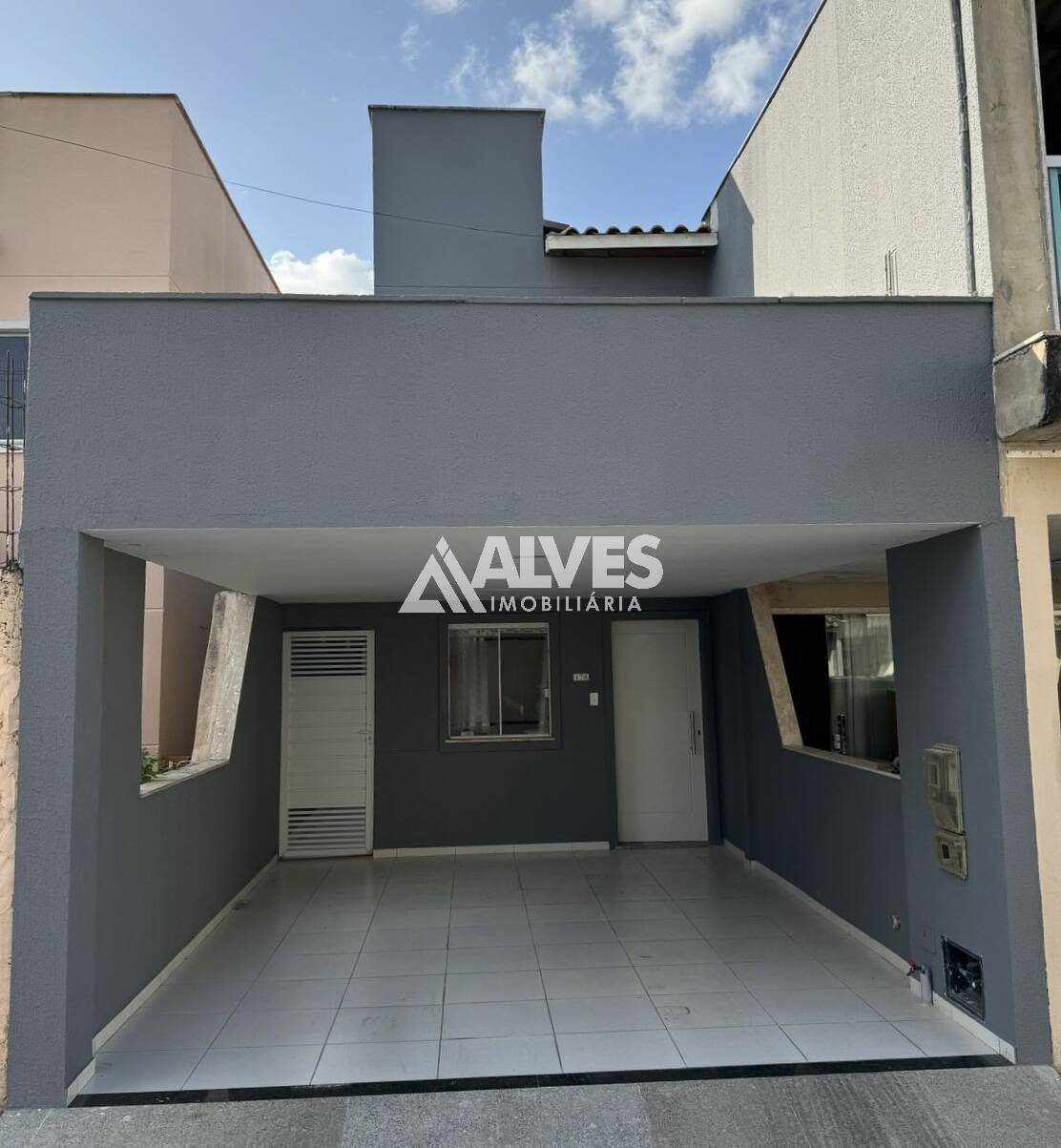 CASA REFORMADA COM 2 QUARTOS SENDO 1 SUÍTE EM CONDOMÍNIO