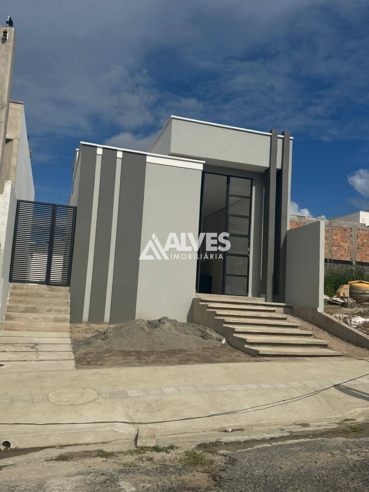 CASA COM 2 QUARTOS SENDO 1 SUÍTE EM CONDOMÍNIO