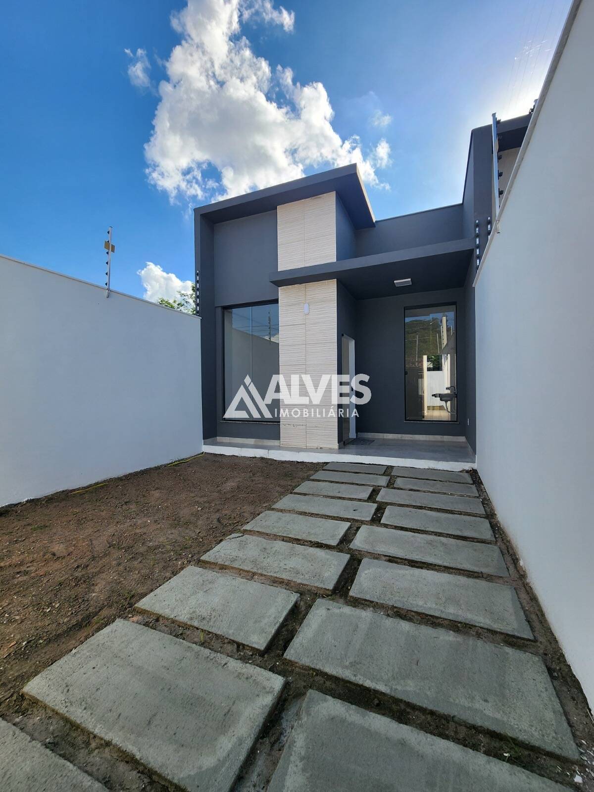 CASA COM 2 QUARTOS SENDO 1 SUÍTE
