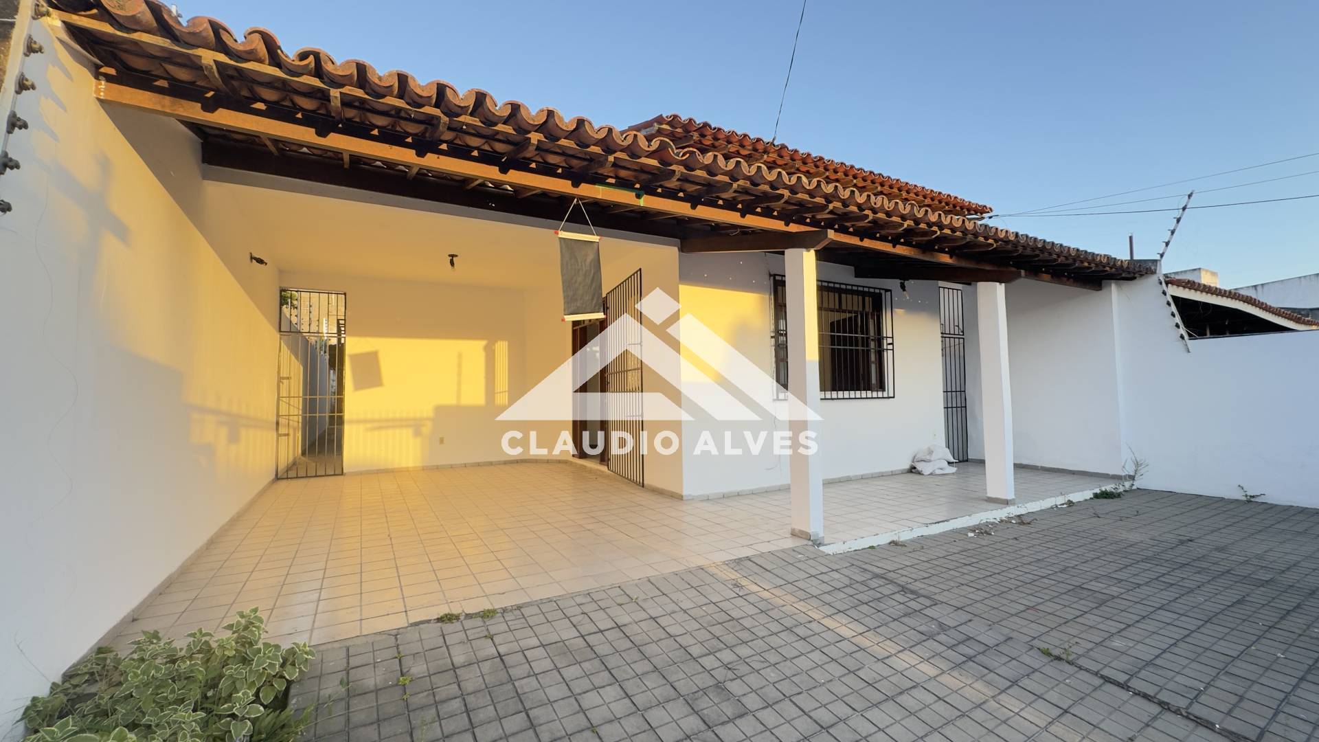 CASA COM 3 QUATOS SENDO 1 SUÍTE 2 SALAS
