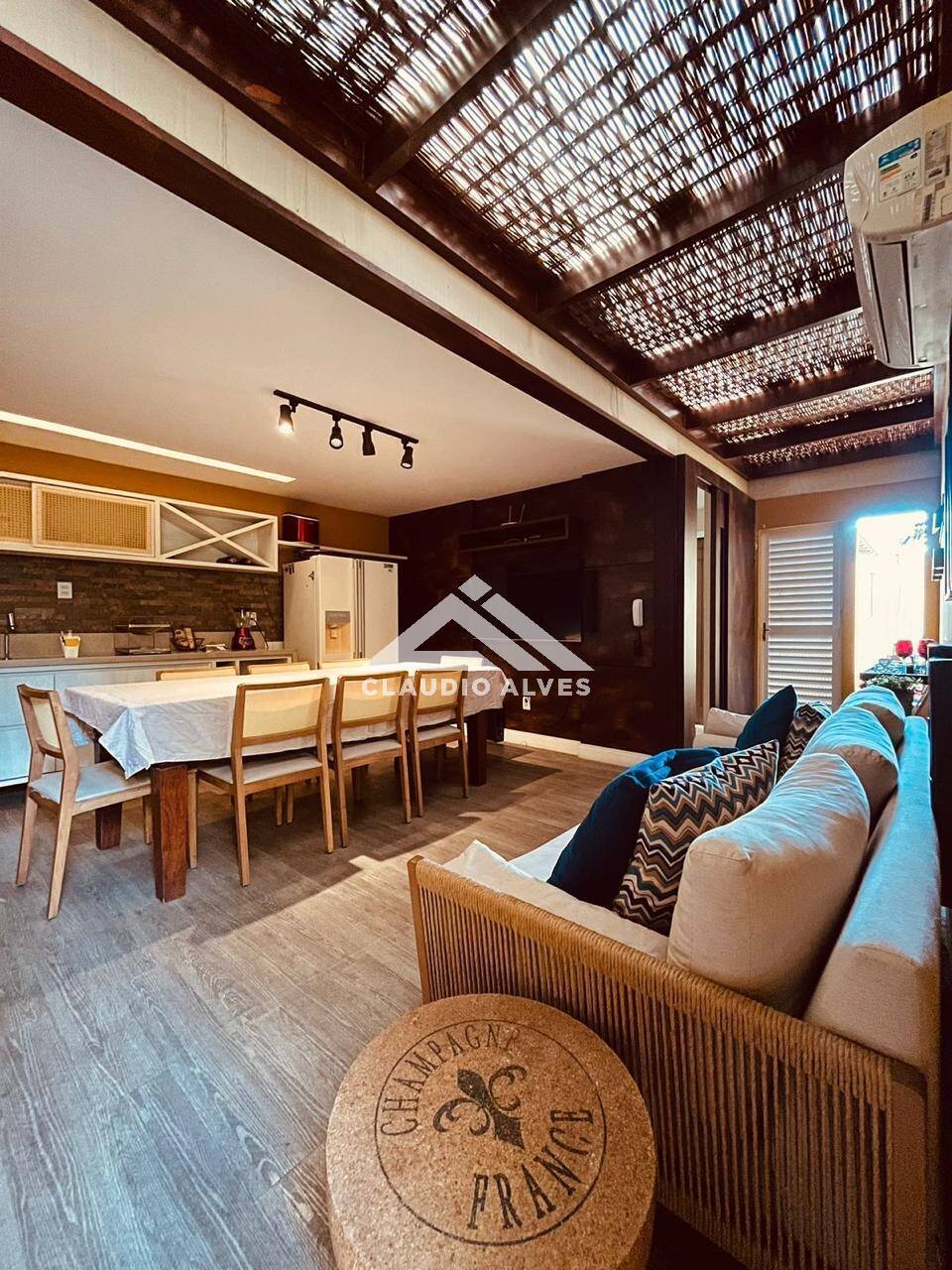 CASA COM 4 QUARTOS SENDO 3 SUÍTES E ÁREA GOURMET BAIRRO SANTA MÕNICA